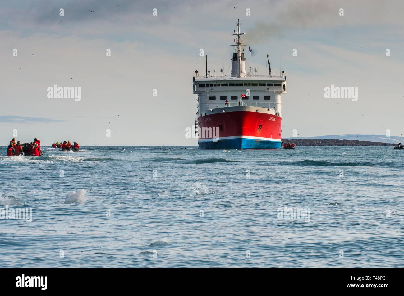 Touristische in Zodiacs um ein expeditionsschiff, Torellneset, Arktis, Svalbard Stockfoto