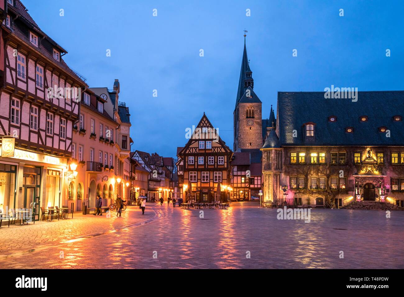 Marktplatz mit Rathaus und Marktkirche St. Benedikti in der Dämmerung, Quedlinburg, Sachsen-Anhalt, Deutschland Stockfoto