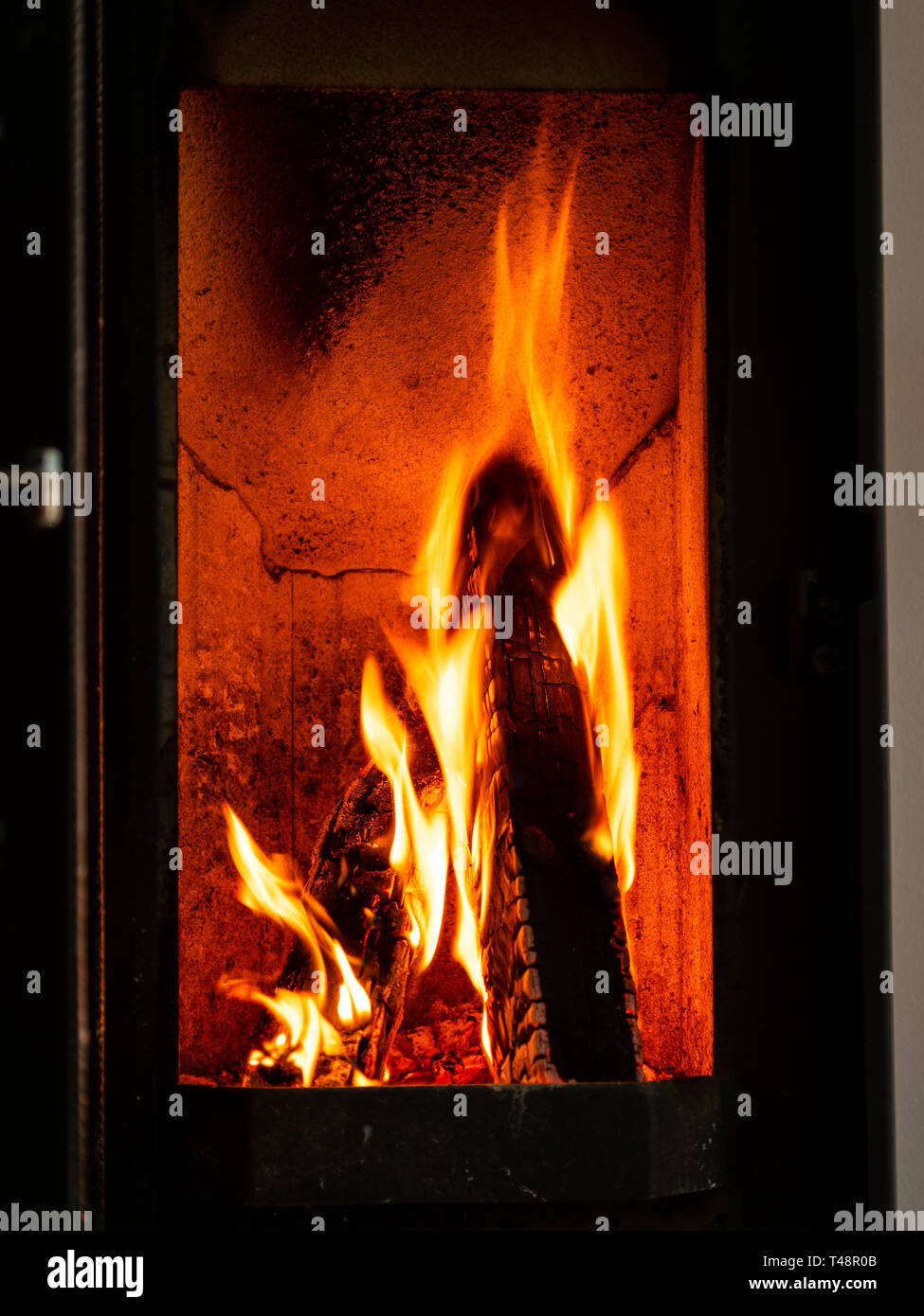 Bild des brennenden Holzes Logs im Kamin Stockfoto