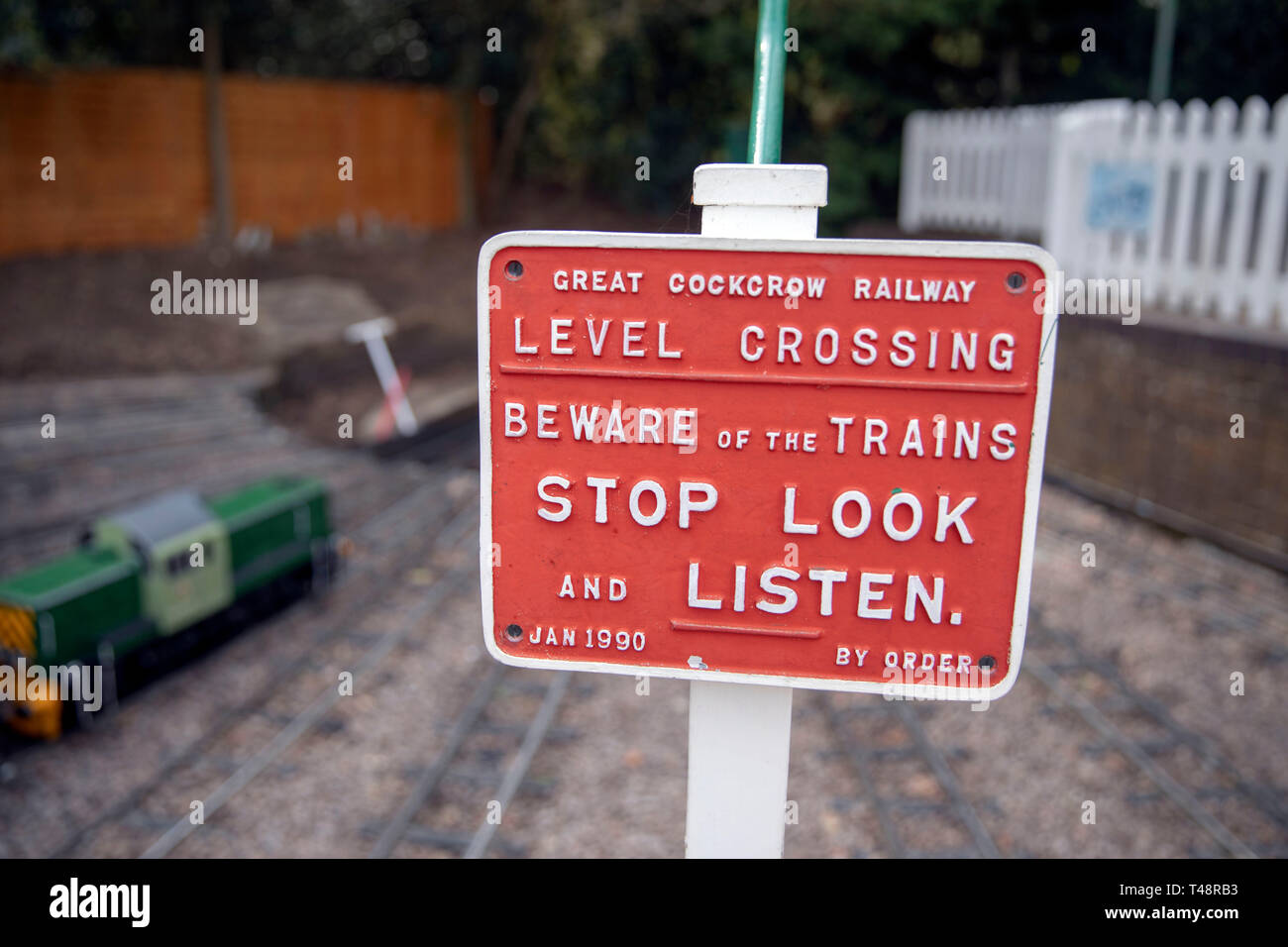 Ein Zeichen an die Miniatur große Cockrow Railway in der Nähe von Woking, Surrey, bevor es öffnet sich für den Sommer am 5. Mai. Stockfoto