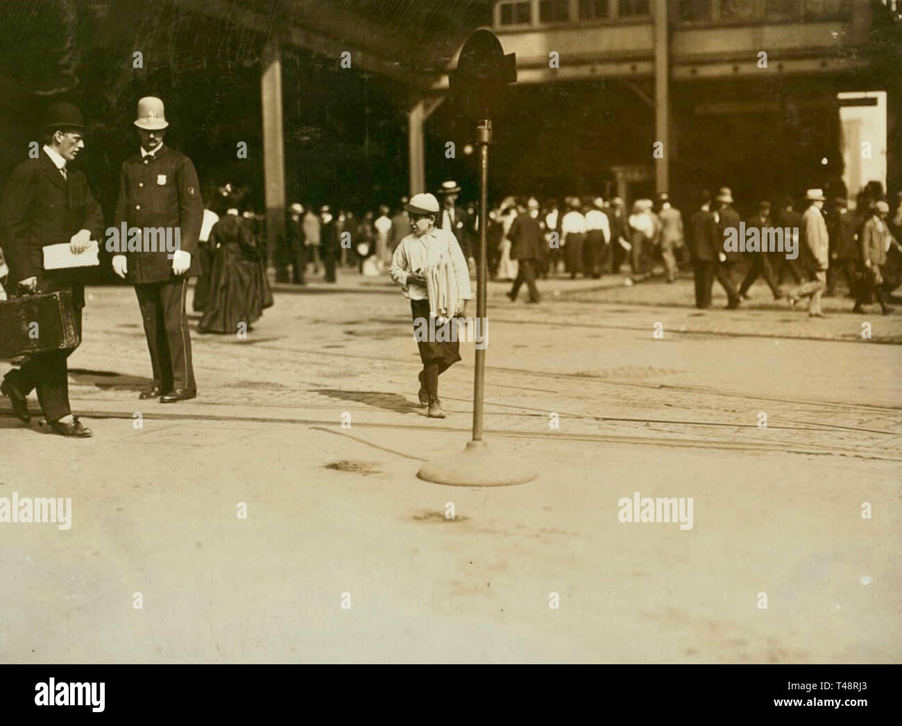 Brooklyn Bridge newsboy Juli 1910 Stockfoto