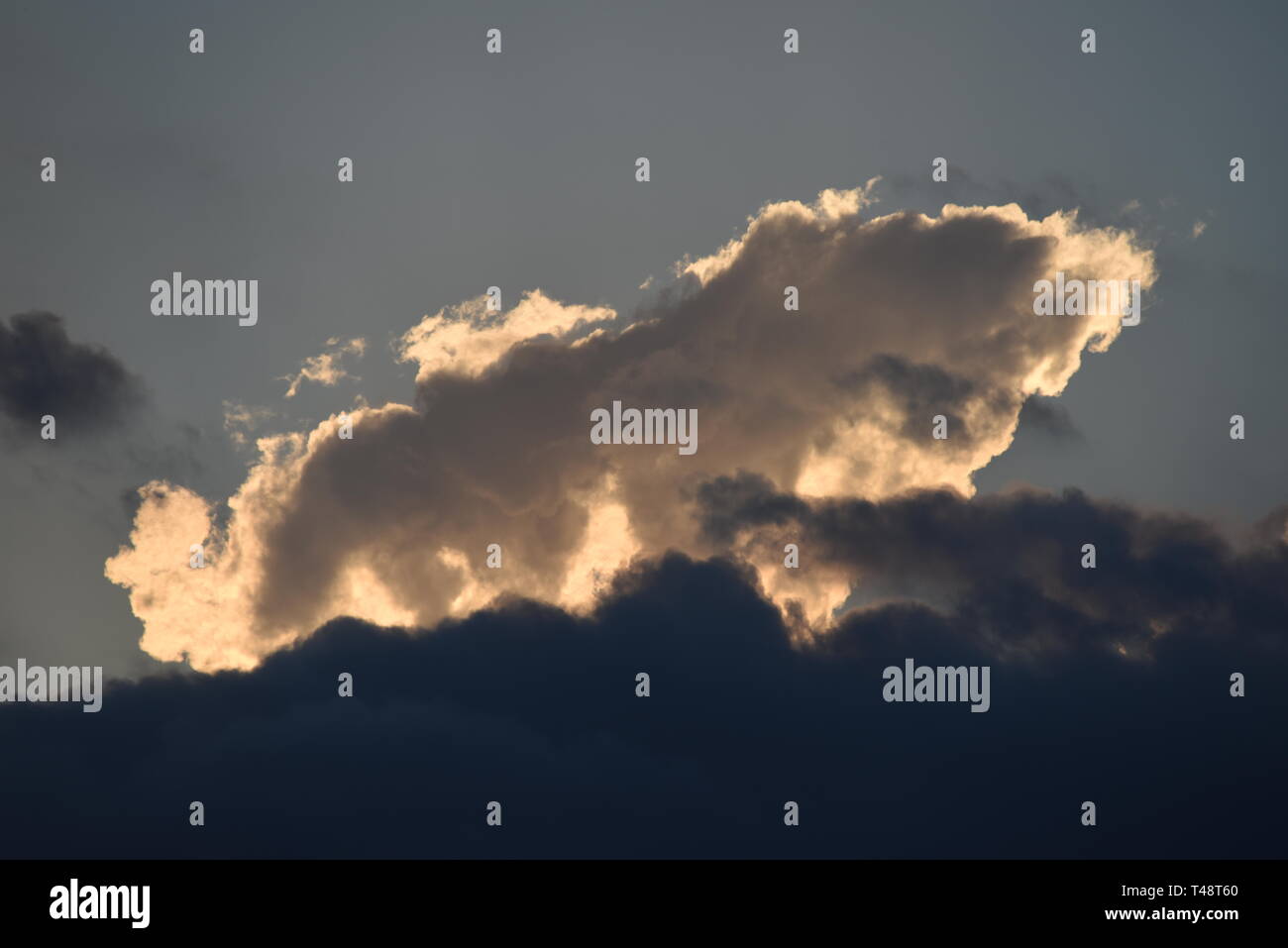 Riesige towering cumulus Wolken zurück und seitliche Beleuchtung Stockfoto