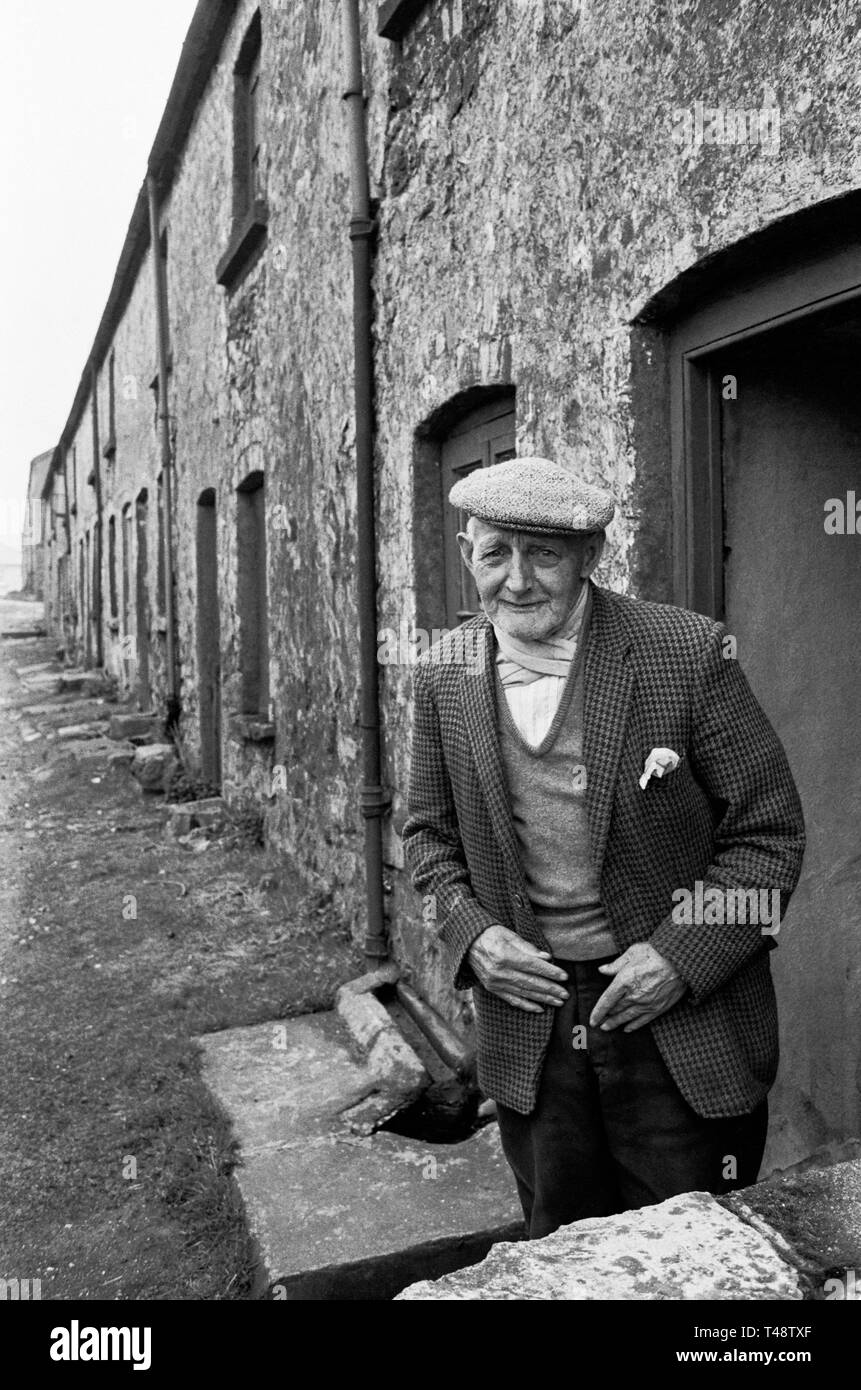 1972 lebte der 84-jährige Mr. Parfitt mit seiner Frau in dieser Reihe historischer Hütten der Eisenarbeiter in Blaenafon, Südwales. Stockfoto