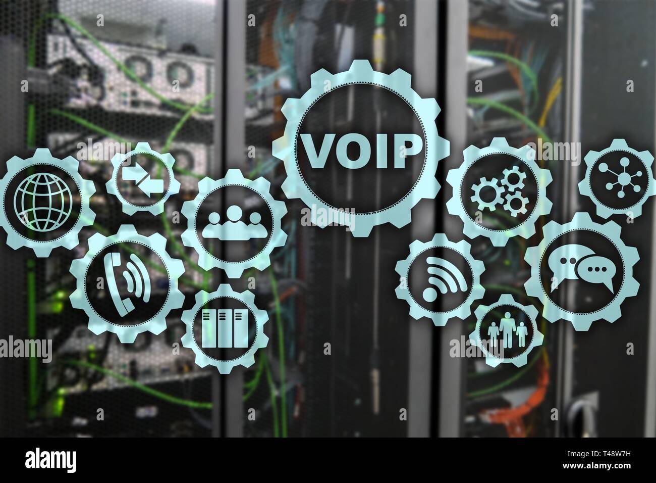 VoIP Voice over IP auf dem Bildschirm mit einem unscharfen Hintergrund des Serverraums. Das Konzept der "Voice over Internet Protocol. Stockfoto