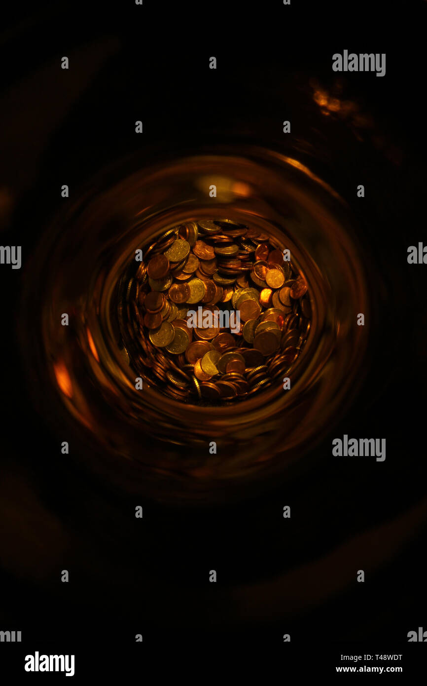 Geld Münzen in einer Flasche Stockfoto