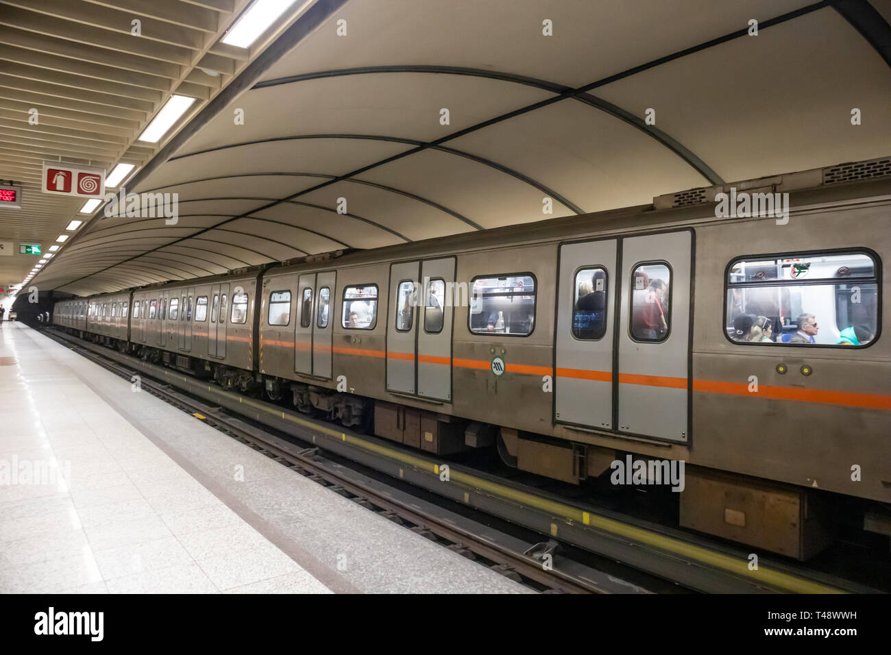 April 14, 2019. Griechenland, Athen. U-Bahnhof im Zentrum der Stadt. Zug in stationären mit Passagieren, leere Plattform Stockfoto