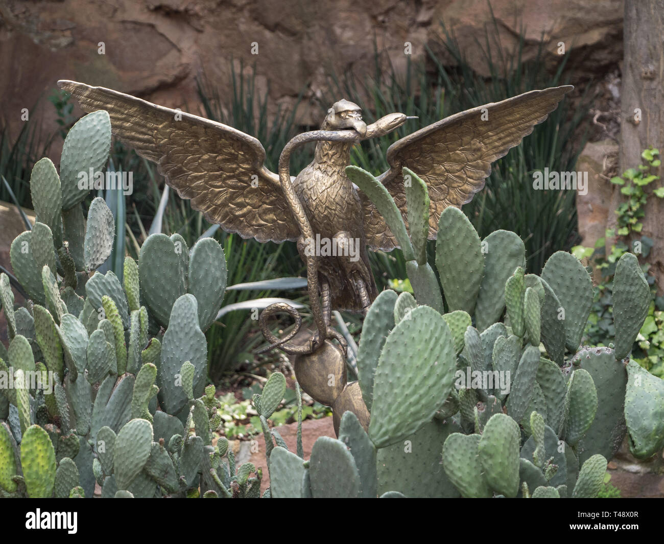 Eine Statue des Mexikanischen Wappen - einen Adler mit einer Schlange in ihren Mund - an das Schloss Chapultepec Stockfoto