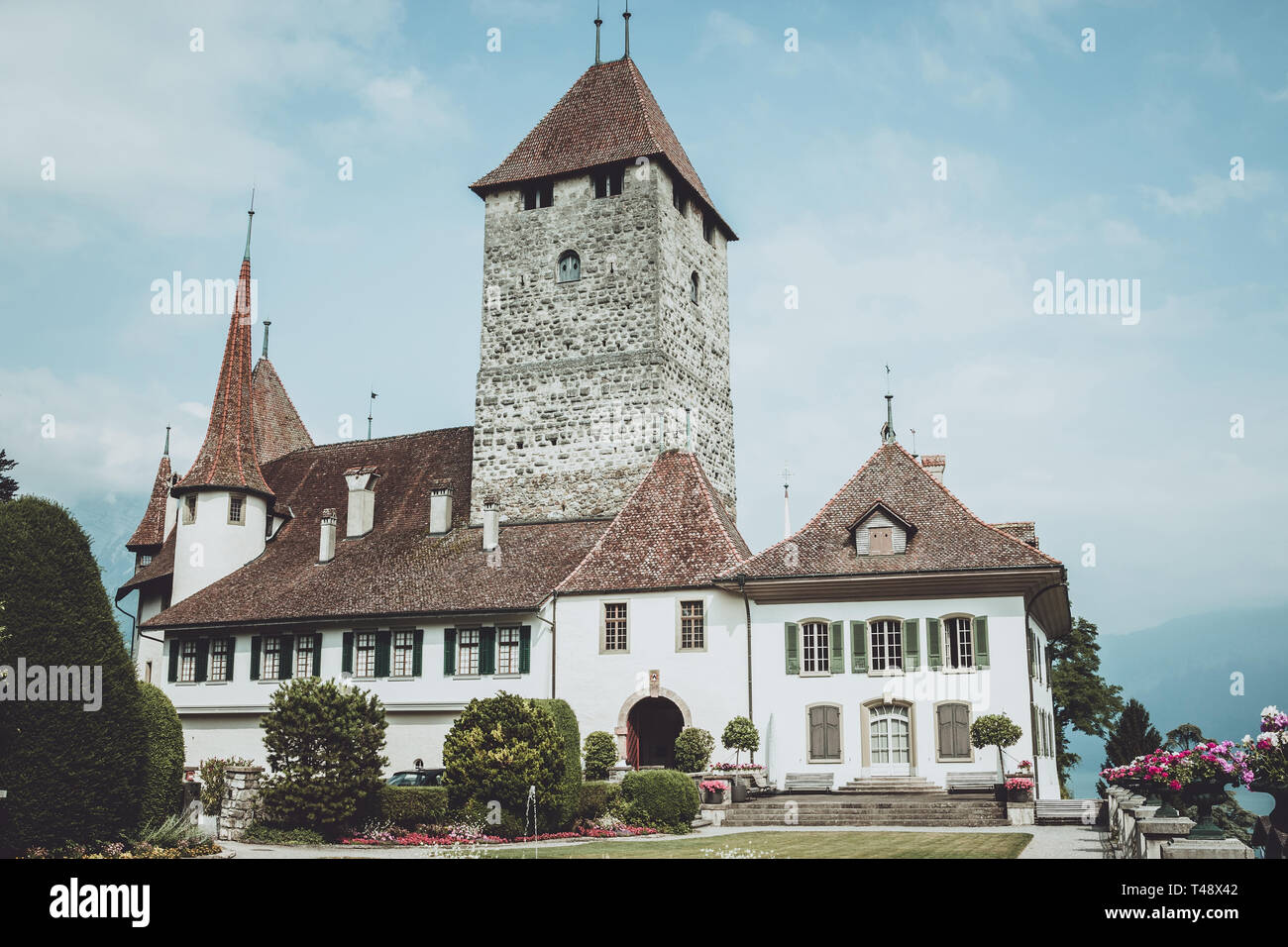 Spiez, Schweiz - 22. Juni 2017: Blick auf das Schloss Spiez - Lebendiges Museum und Park, Schweiz, Europa. Es ist ein Schweizer Weltkulturerbe der Nationalen signif Stockfoto