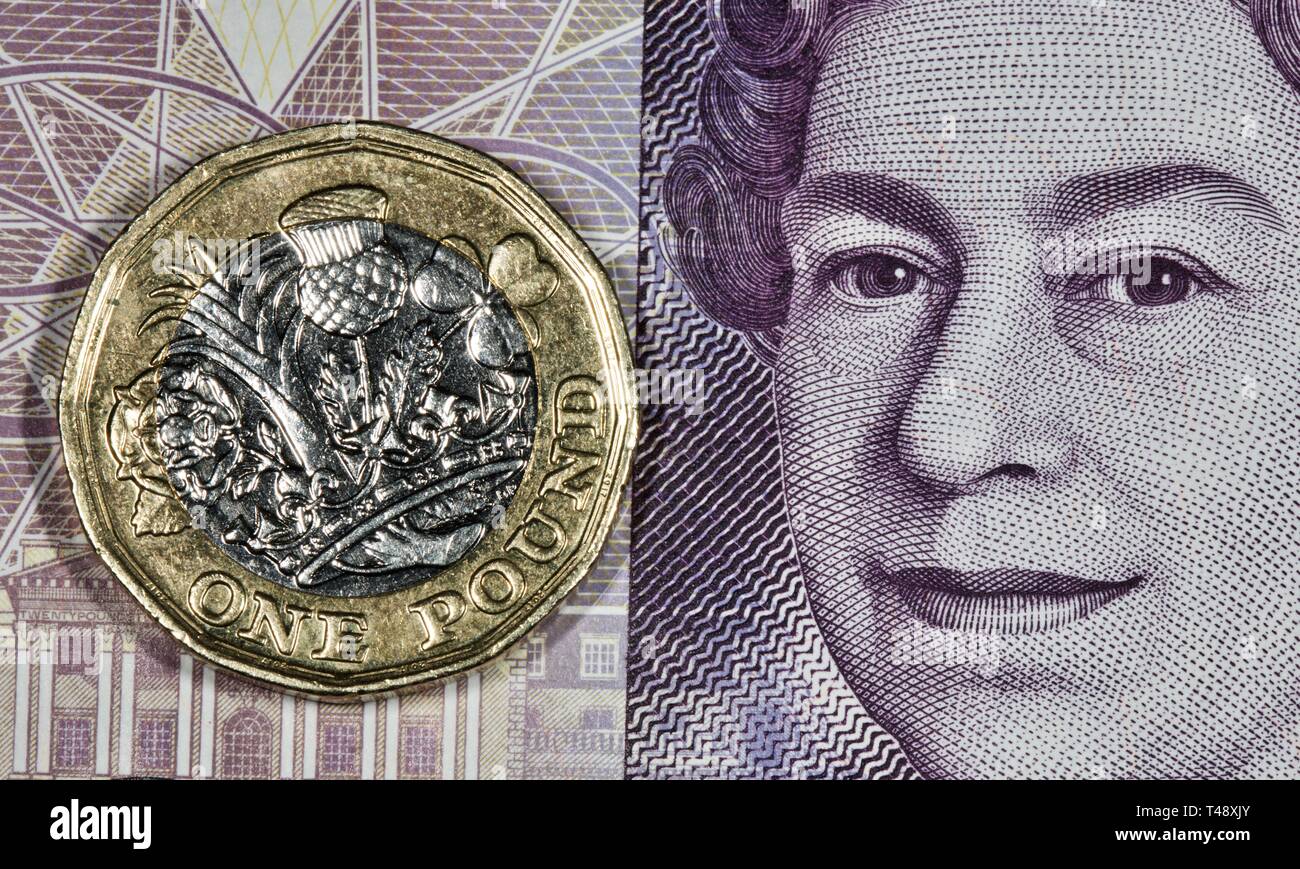 1 £ pound Münze auf eine zwanzig Pfund Banknote Stockfoto