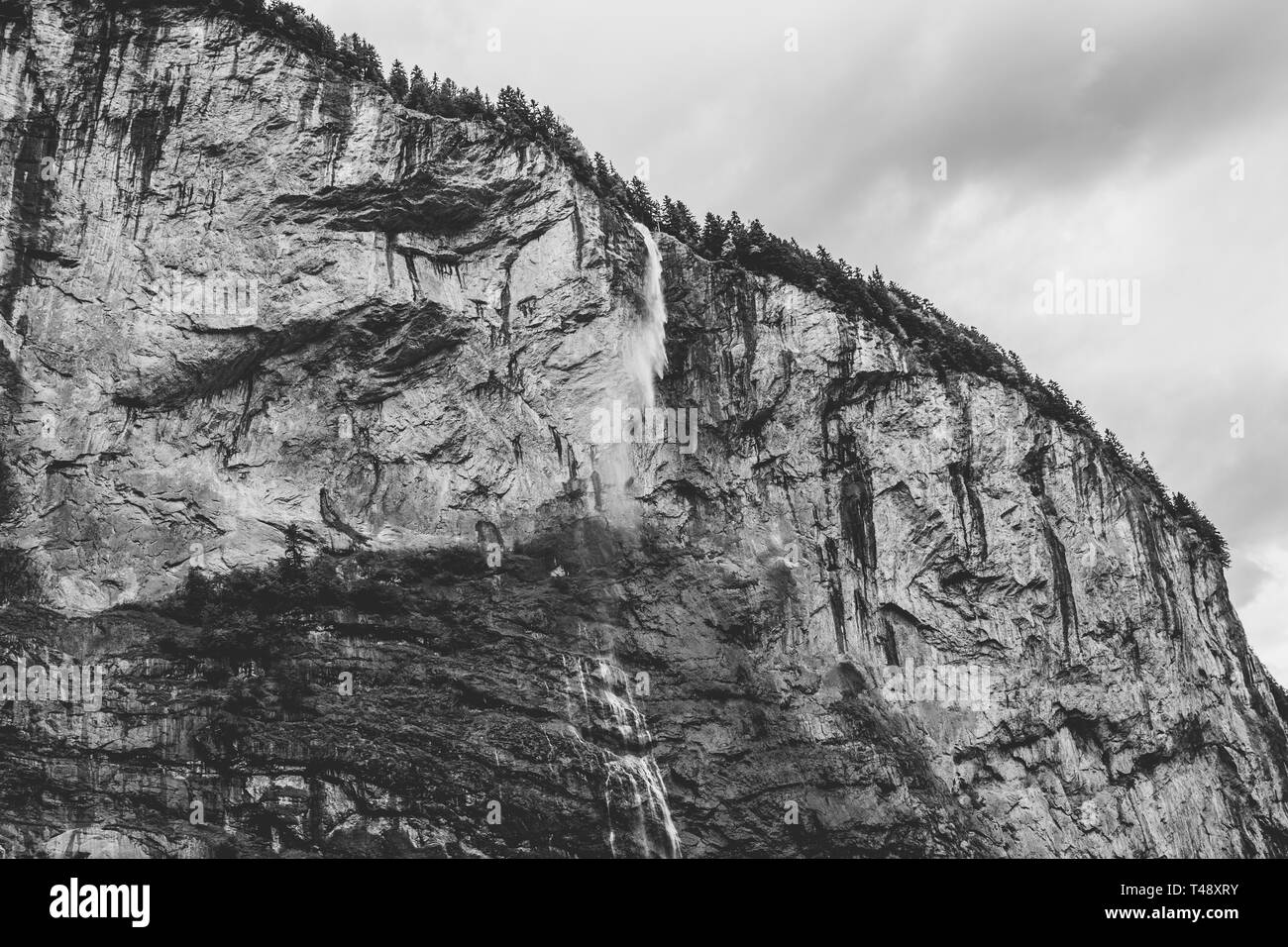 Anzeigen Wasserfall Staubbach fallen in die Berge, das Tal der Wasserfälle in Lauterbrunnen, Schweiz, Europa. Sommer Landschaft, Sonnenschein Wetter, Drama Stockfoto