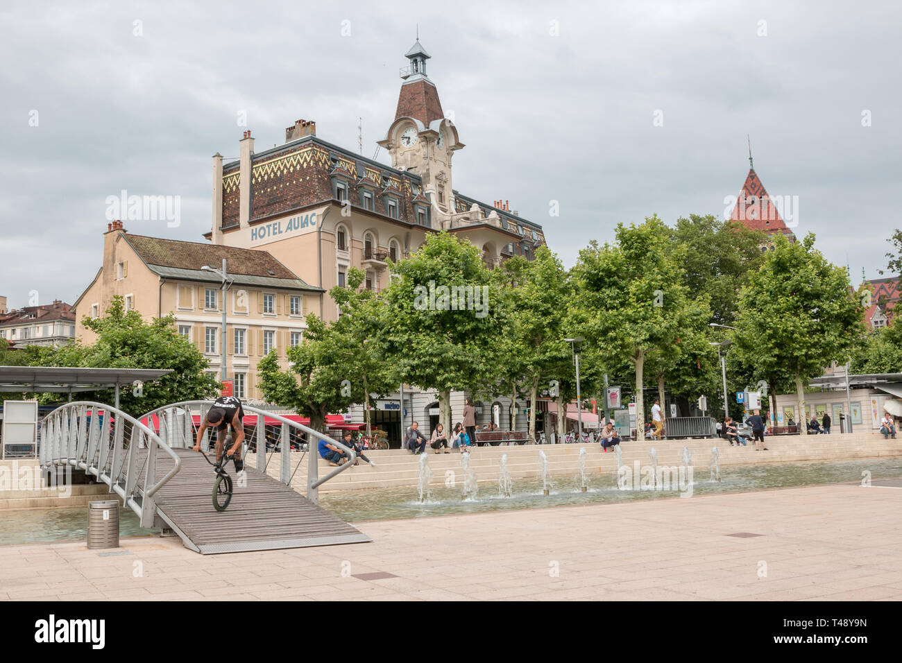 Lausanne, Schweiz - Juli 2, 2017: die Menschen am Ufer des Genfer Sees in Lausanne, Schweiz, Europa entspannen. Sommer Landschaft, Sonnenschein w Stockfoto