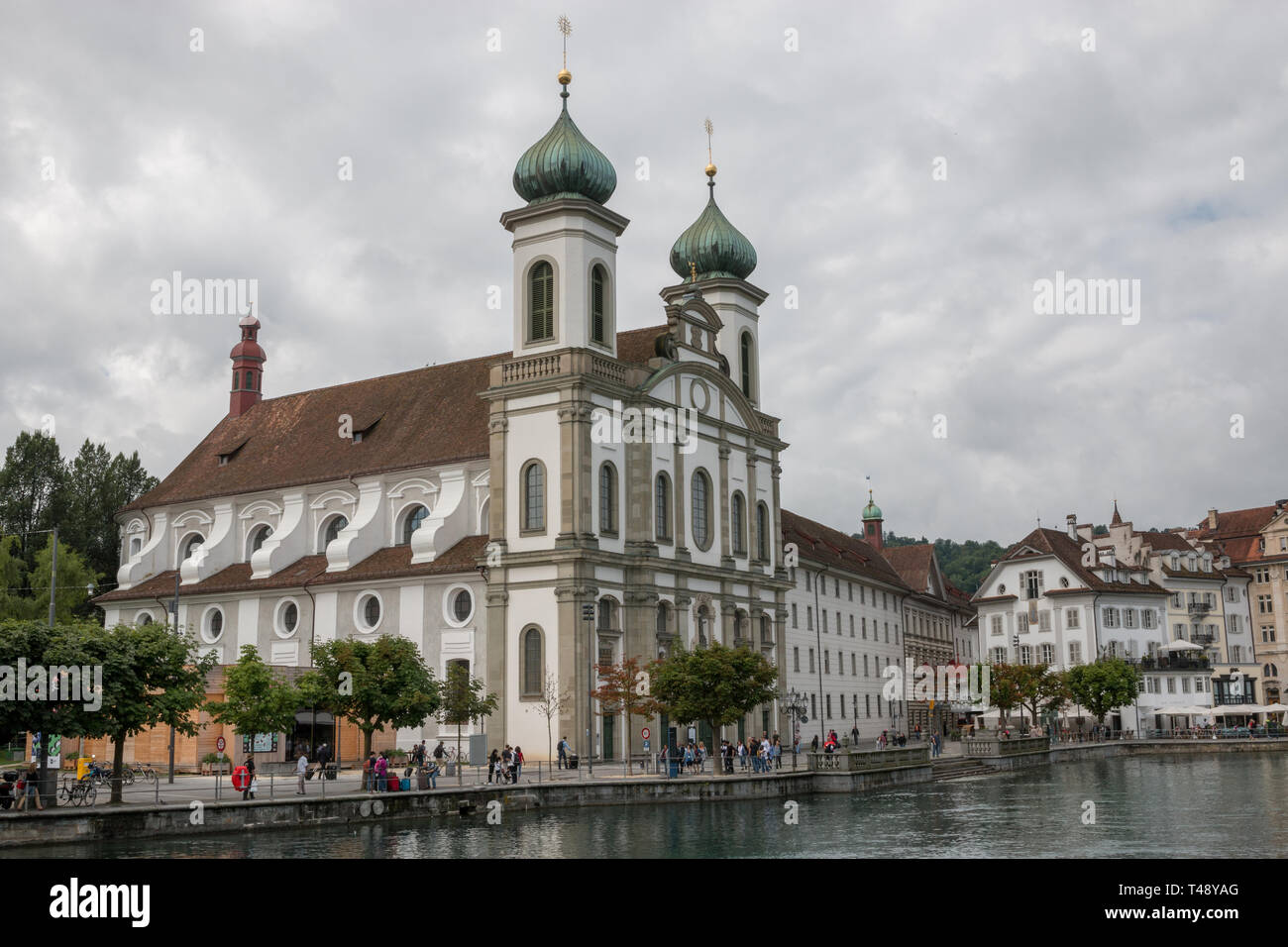 Luzern, Schweiz - Juli 3, 2017: Panoramablick auf Stadt Luzern mit Jesuitenkirche und Reuss. Dramatischer Himmel und sonnigen Sommer Landschaft Stockfoto