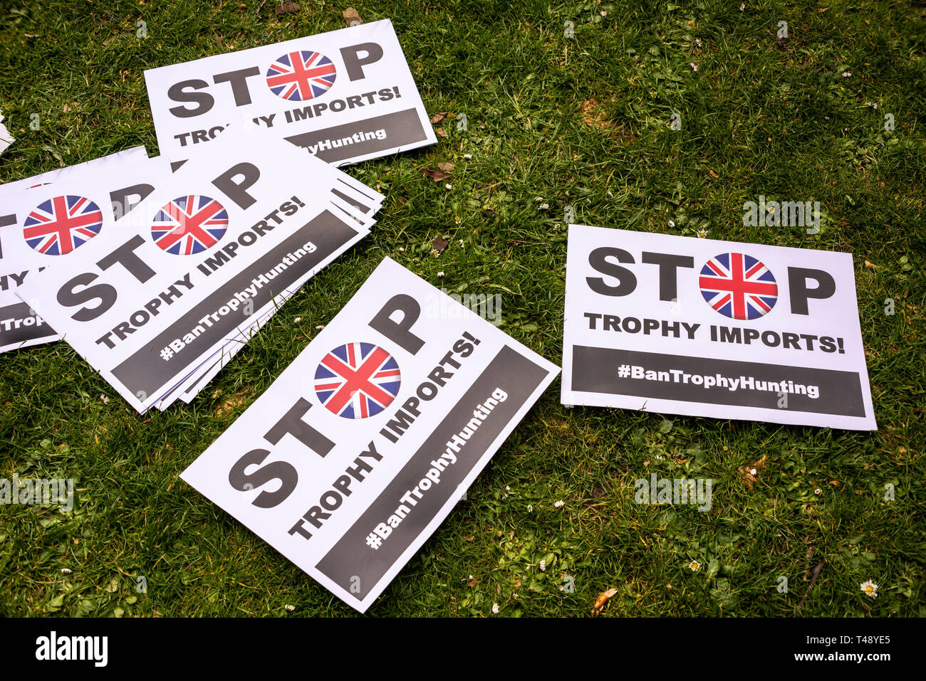 Plakate an einer Haltestelle Trophäenjagd und Handel mit Elfenbein Protestkundgebung, London, UK. Stop Trophäe Einfuhren, verbot die Trophäenjagd Plakat Stockfoto