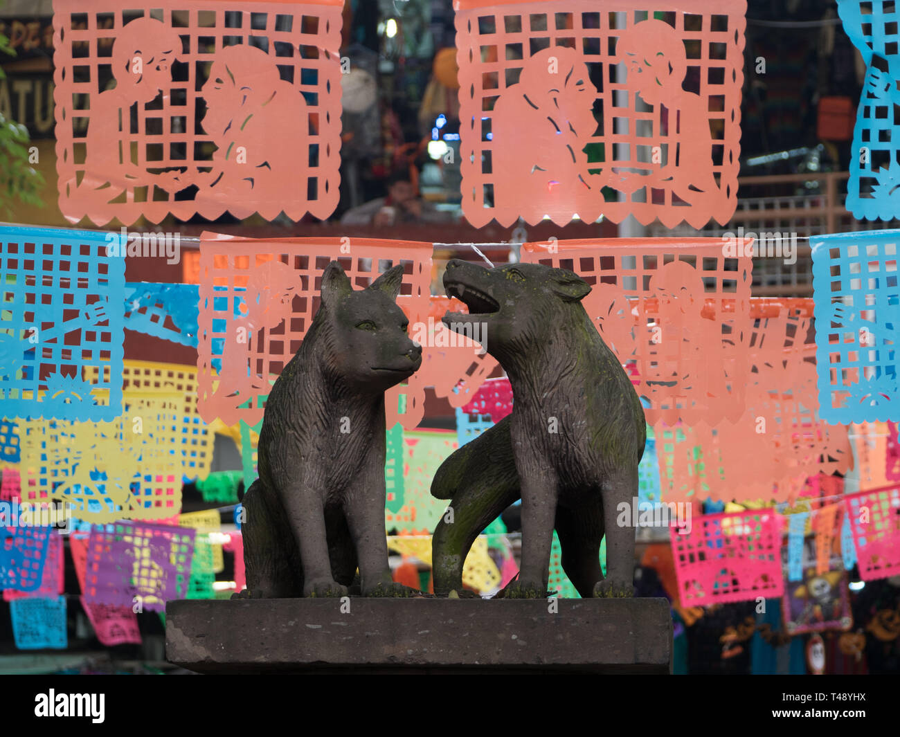 Eine Statue von zwei Kojoten im Mercado de Coyoacán in Mexiko Stockfoto