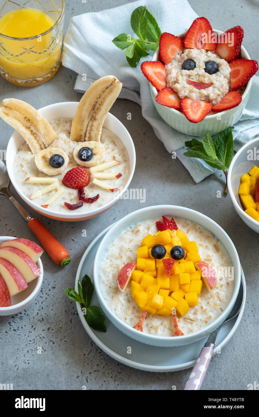 Lustige Schüsseln mit haferflockenbrei für Ostern Stockfoto