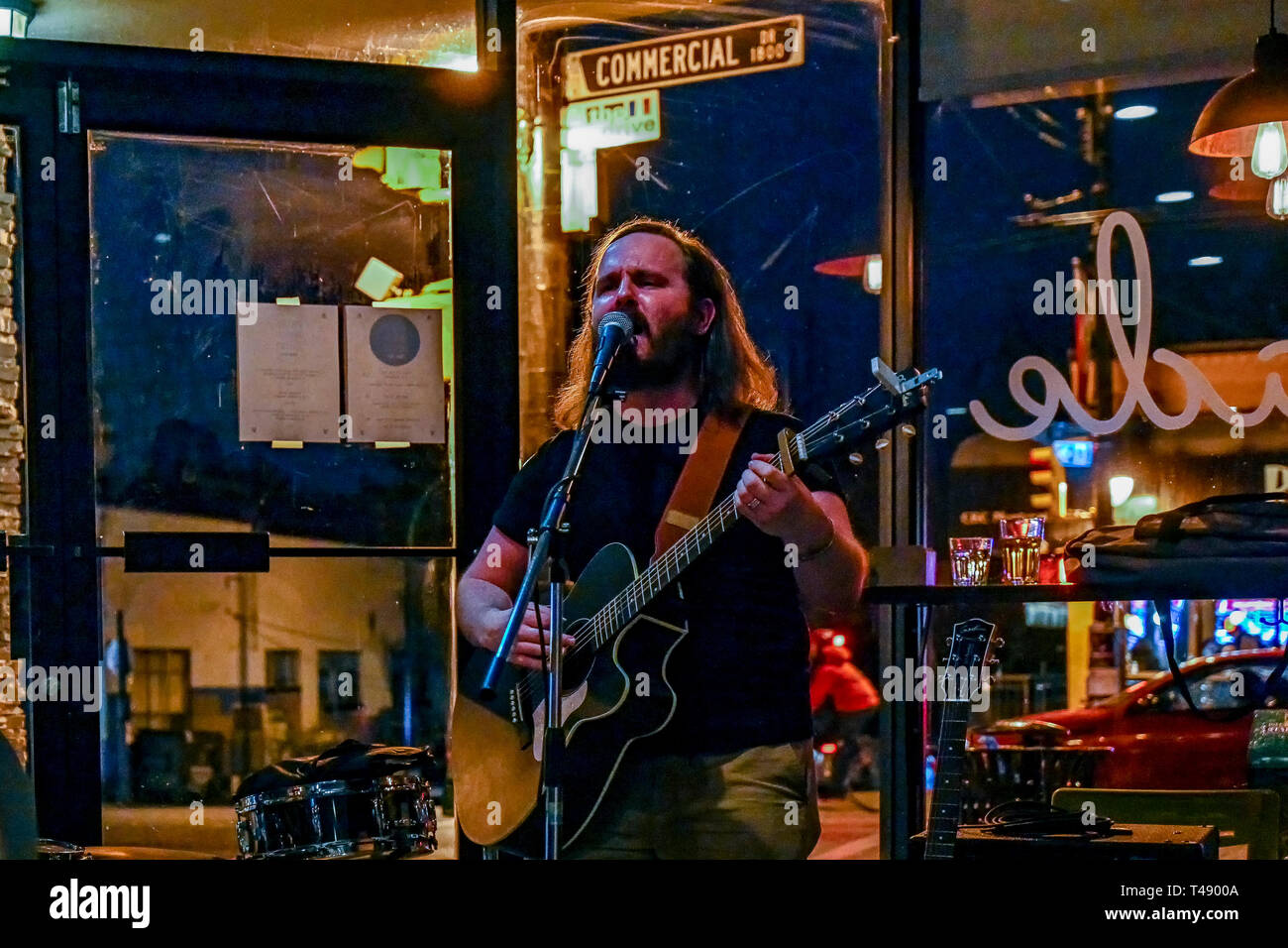 Scottish Folk Singer, Dougie Greig, Spaten, Cafe, Coffee Shop, Vancouver, British Columbia, Kanada Stockfoto
