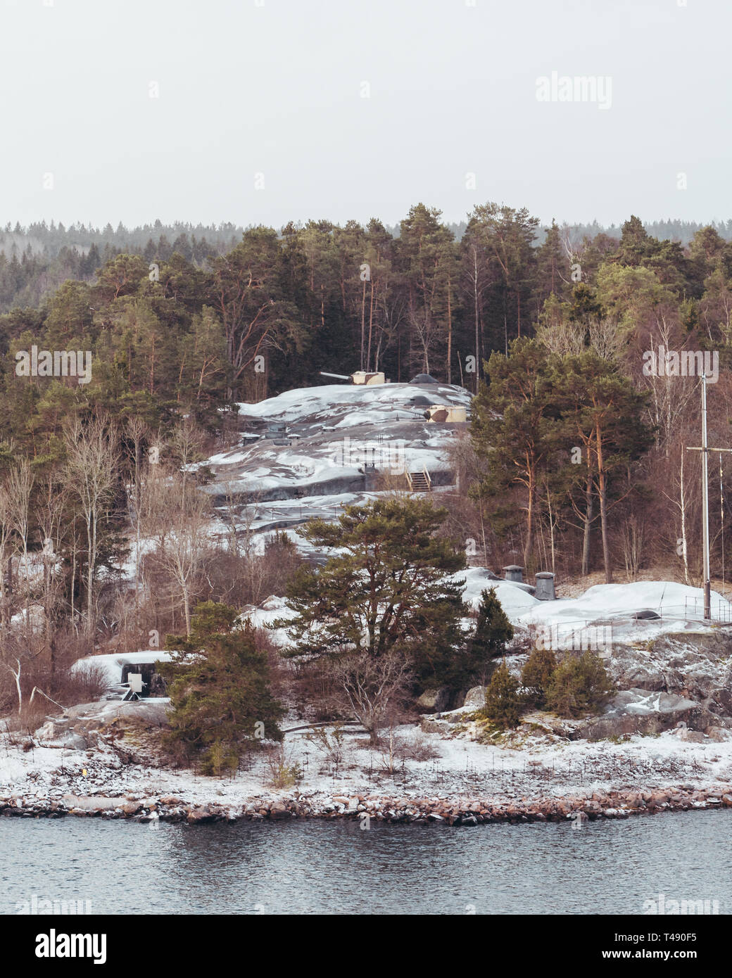 Verteidigung Positionen hinter Bäumen in den Stockholmer Schären Inseln an einem verschneiten Tag, Schweden Stockfoto