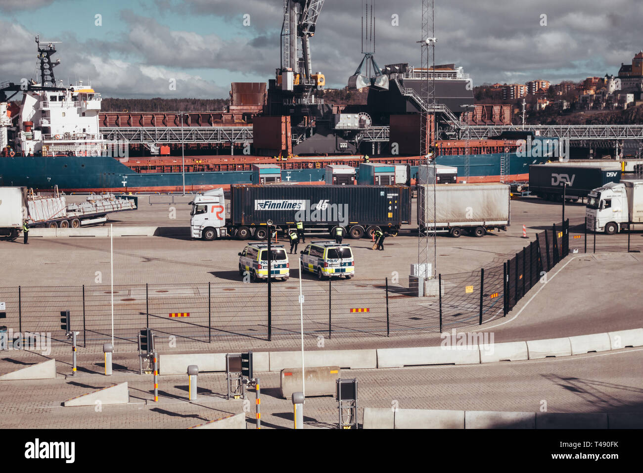 Editorial 03.26.2019 Stockholm Schweden. Polizei Inspektion Anhänger am Hafen, die von der Fähre an einem sonnigen Morgen Stockfoto