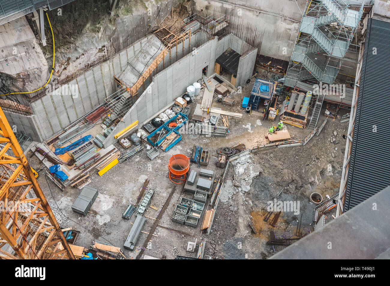 Lagerbereich von einer Baustelle mit vielen verschiedenen Ausrüstung und Material, von oben gesehen. Stockholm Schweden Stockfoto