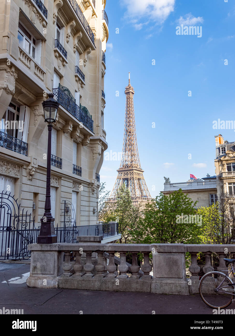 Paris, Frankreich: Blick auf den Eiffelturm von der Avenue de Camoens Stockfoto