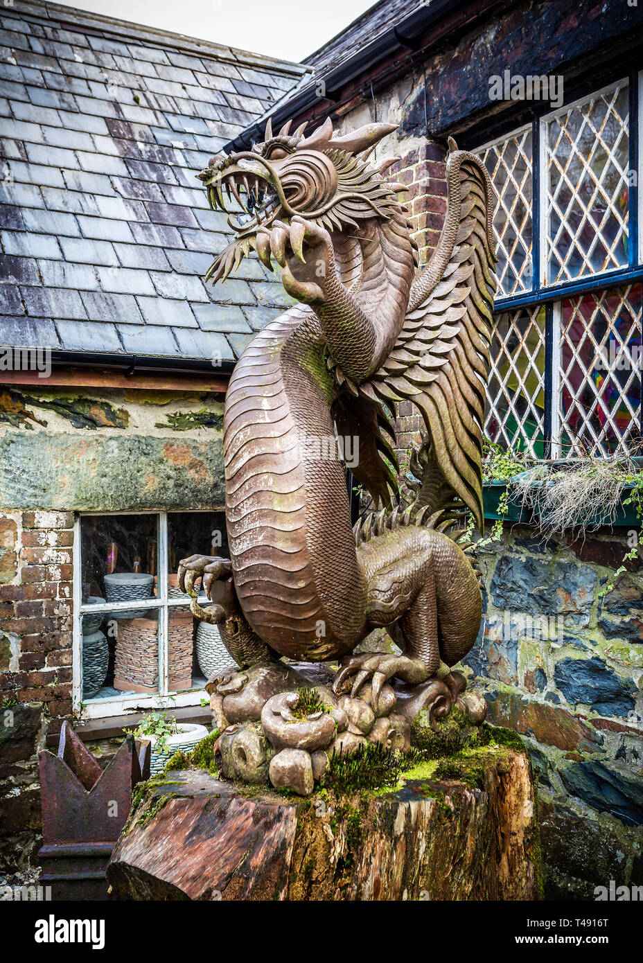 Bronze Skulptur von Waliser Drache auf Hinterbeinen in Beddgelert, Wales Am 9. April 2019 Stockfoto