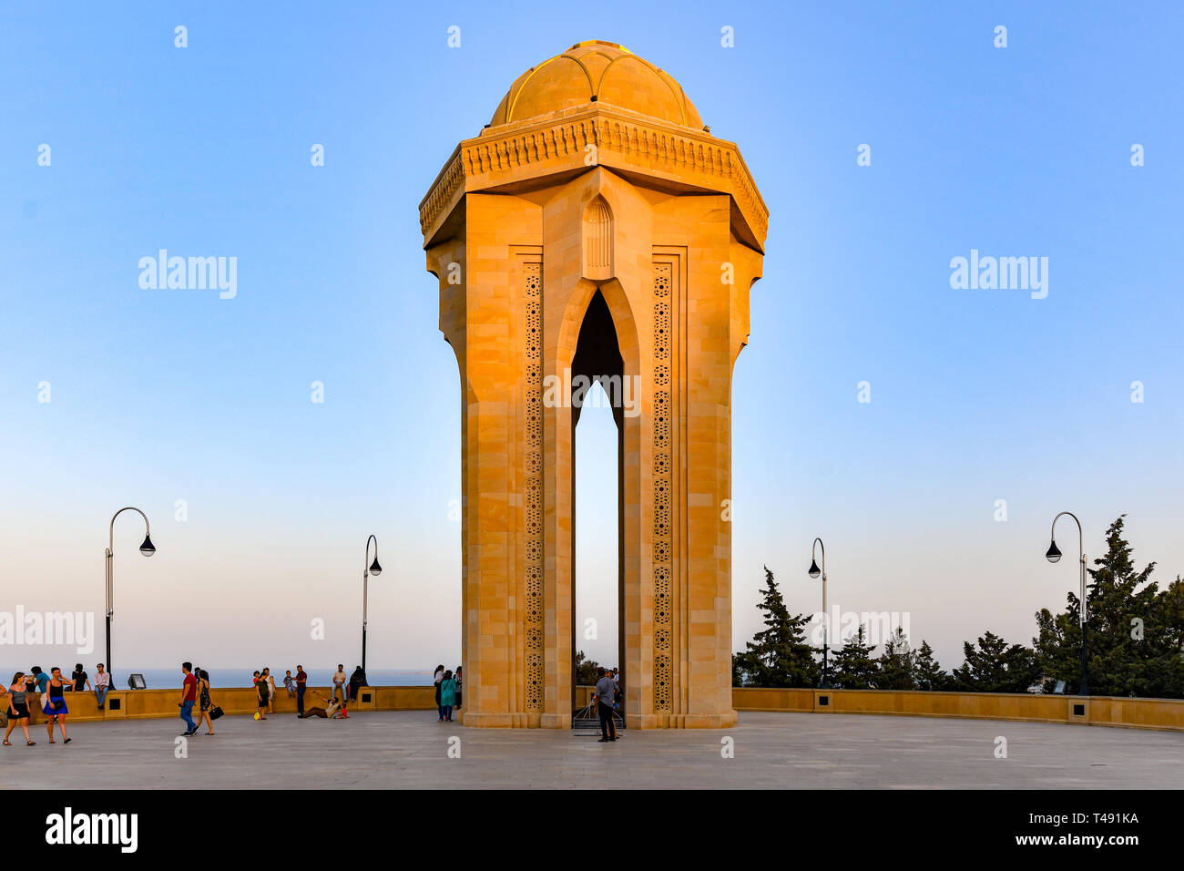Schöne traditionelle Architektur von Shahidlar Denkmal in Sehidler Xiyabani, Baku, Aserbaidschan, Stockfoto