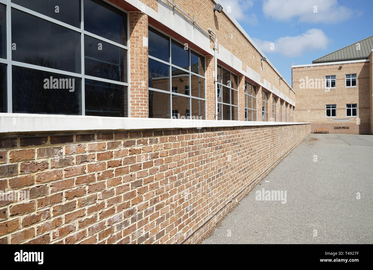 Viele Fenster über dem Stein von außen ein modernes Gebäude. Stockfoto