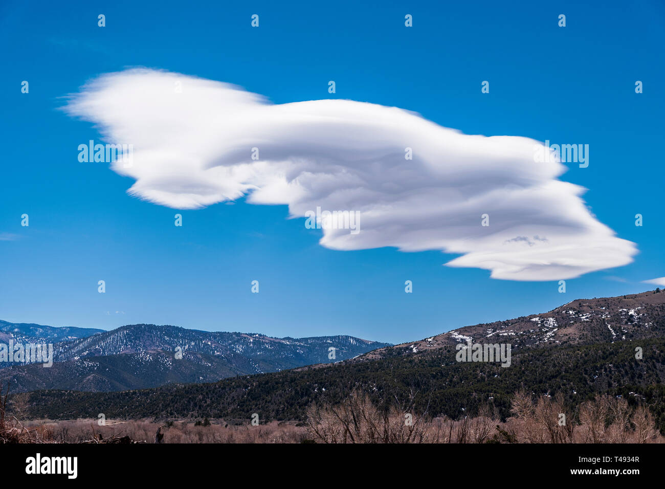 Ungewöhnliche Wolkenformationen gegen klare cobalt blue sky; Methodistischen Berg; zentrale Colorado, USA Stockfoto