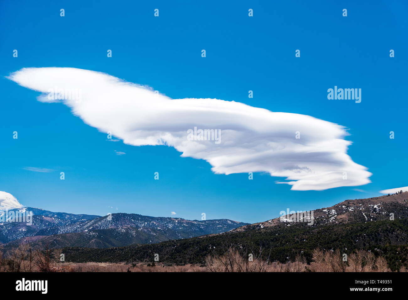 Ungewöhnliche Wolkenformationen gegen klare cobalt blue sky; Methodistischen Berg; zentrale Colorado, USA Stockfoto