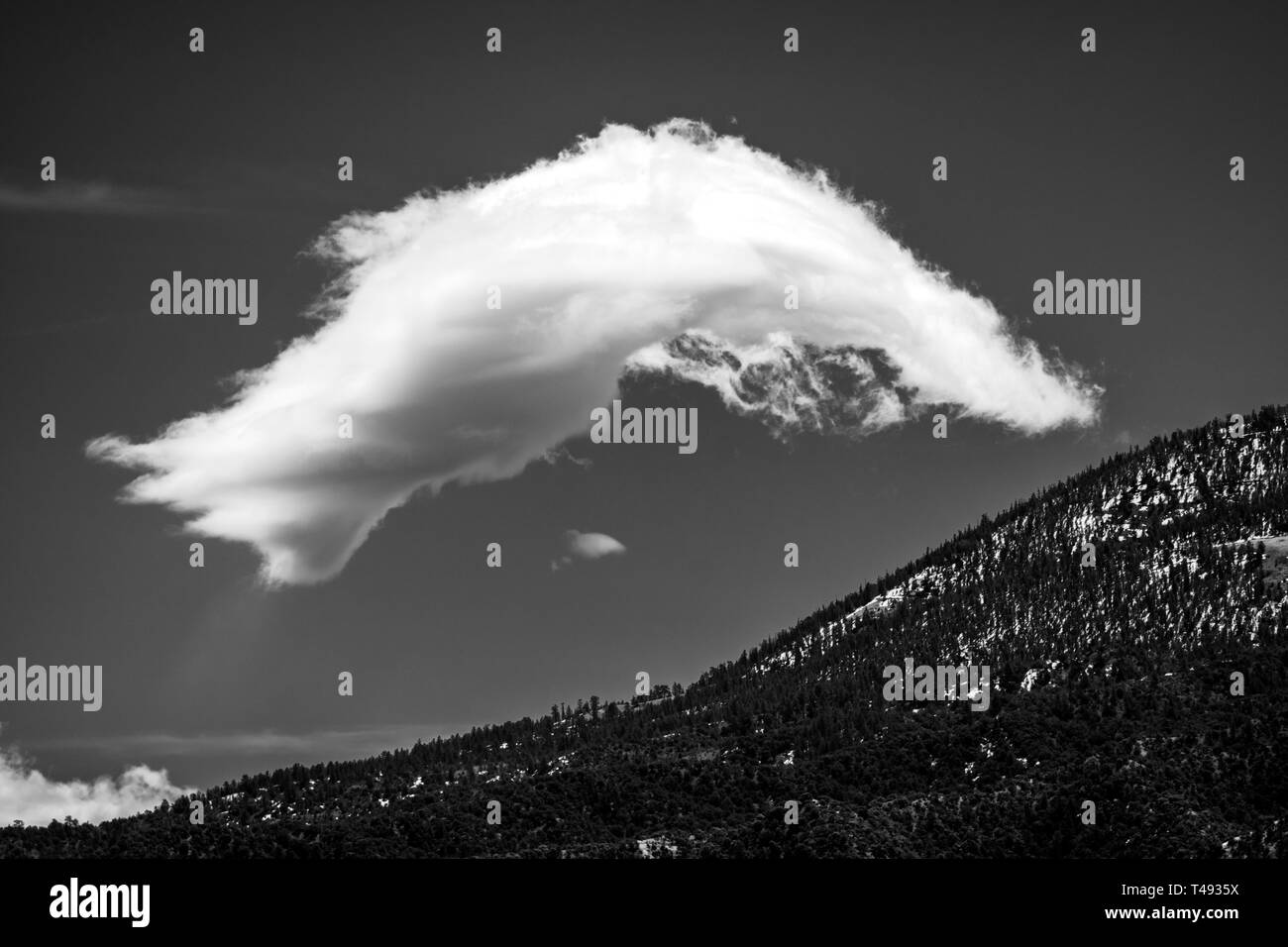 Schwarz & Weiß der ungewöhnliche Wolkenformationen gegen klare cobalt blue sky; Methodistischen Berg; zentrale Colorado, USA Stockfoto
