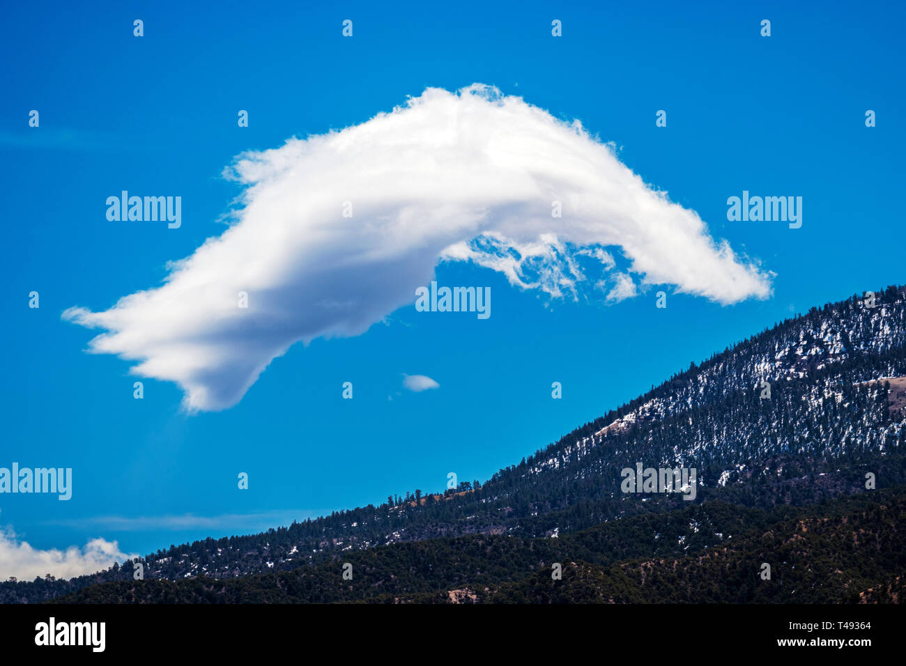 Ungewöhnliche Wolkenformationen gegen klare cobalt blue sky; Methodistischen Berg; zentrale Colorado, USA Stockfoto