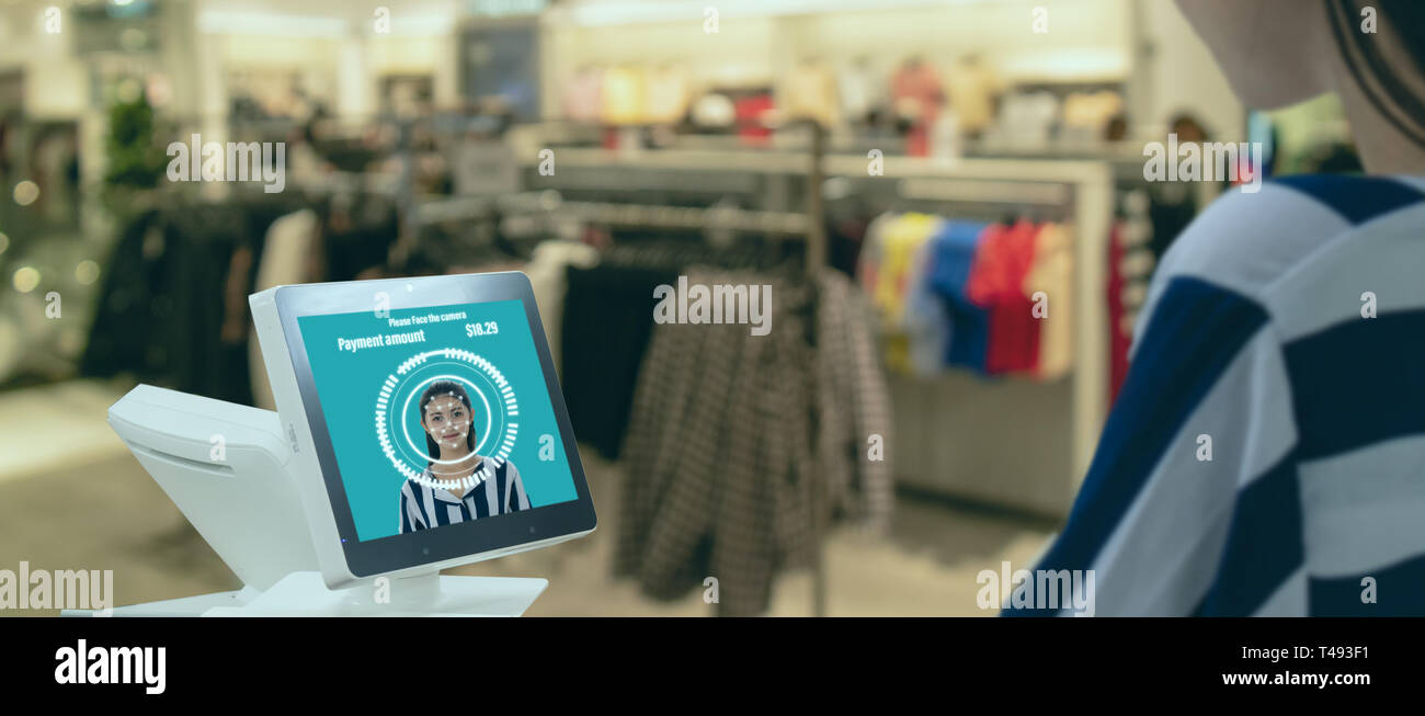 Smart retail in futuristische Iot-Technologie Marketing Konzepte, Kunde Gesicht recognite zur Anmeldung System kaufen, suchen Sie ein Produkt, spec Stockfoto