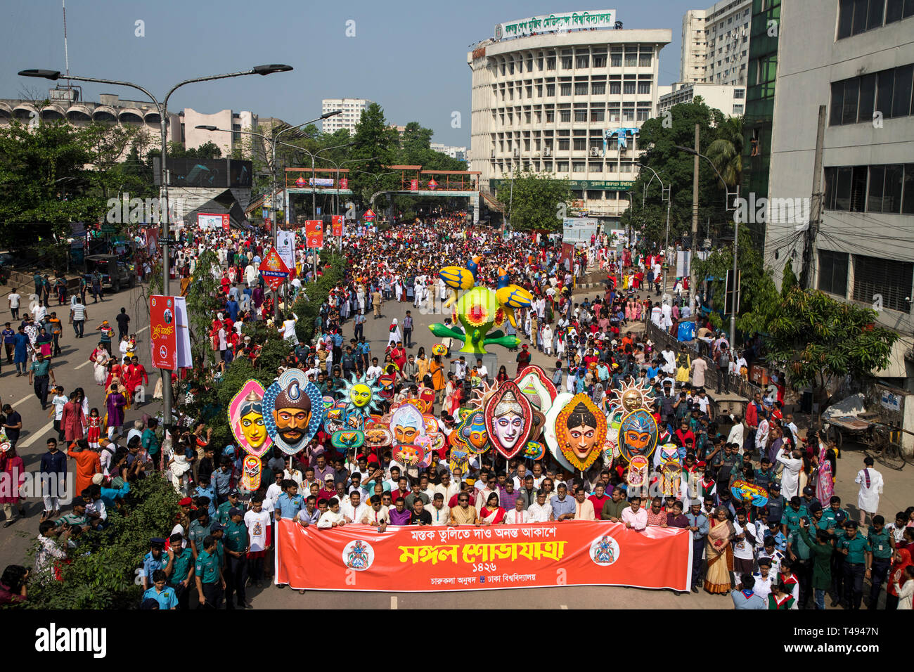 Dhaka, Bangladesch. 14 Apr, 2019. Mangal Shobhajatra, eine farbenfrohe und festliche Prozession feiern Pahela Baishakh, die bangala Neues Jahr, setzt aus Stockfoto