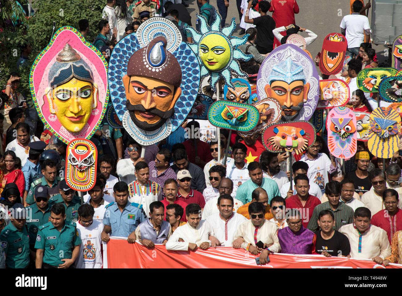 Dhaka, Bangladesch. 14 Apr, 2019. Mangal Shobhajatra, eine farbenfrohe und festliche Prozession feiern Pahela Baishakh, die bangala Neues Jahr, setzt aus Stockfoto