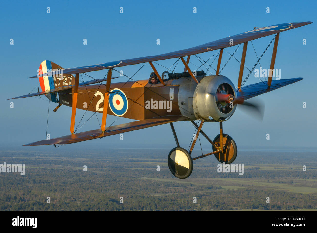 Air Fotoshooting eines Ersten Weltkrieg Sopwith Pup Doppeldecker in die Luft, Serpentine Airfield, Western Australia. Das Flugzeug ist Banking auf die Kamera zu. Stockfoto