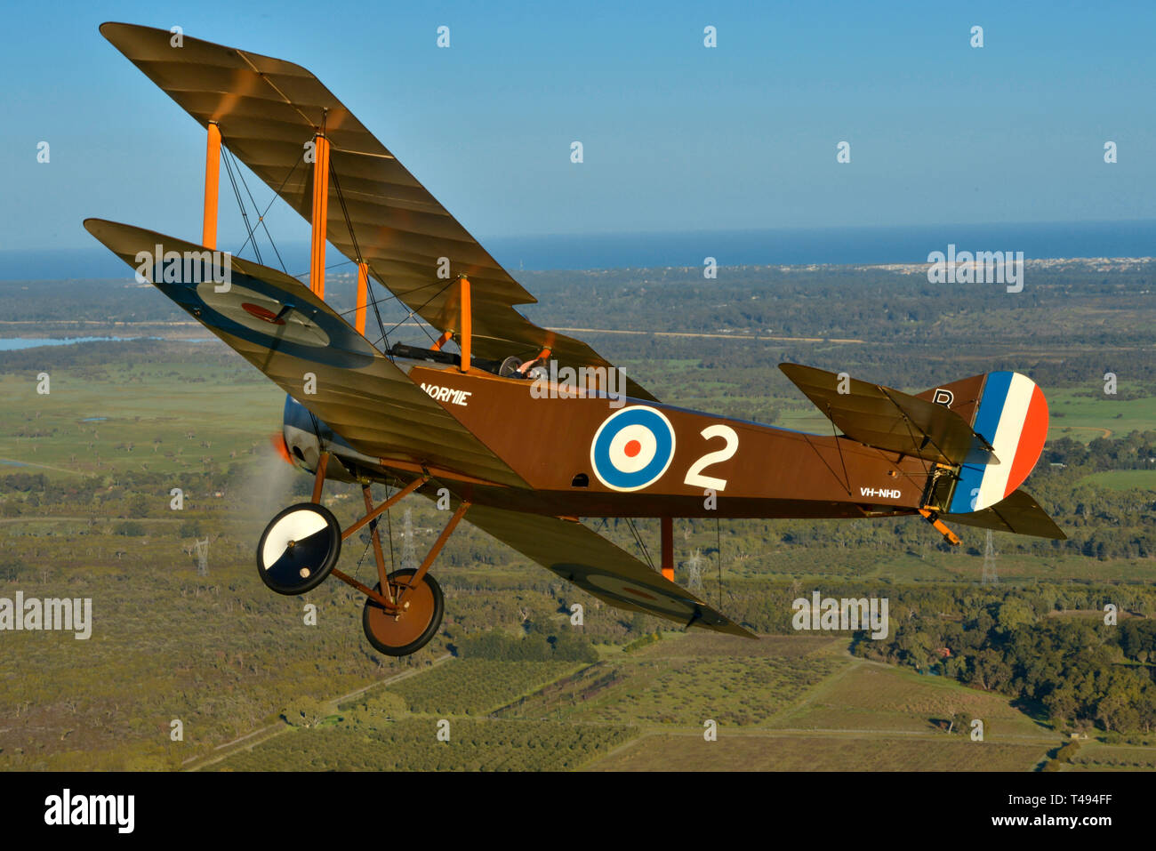 Air Fotoshooting eines Ersten Weltkrieg Sopwith Pup Doppeldecker in die Luft, Serpentine Airfield, Western Australia. Das Flugzeug ist Banking von der Kamera entfernt. Stockfoto