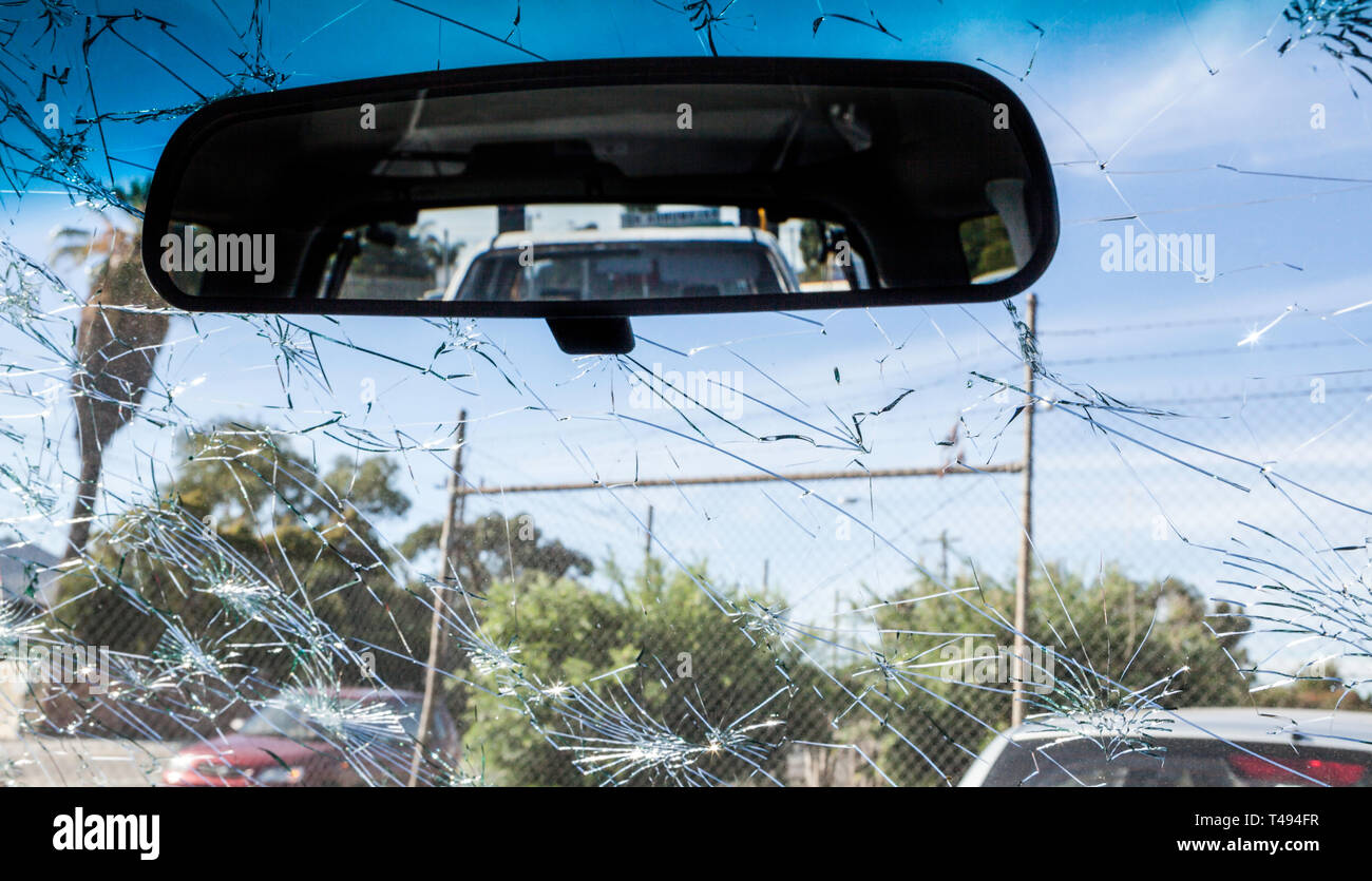 Hagelkorn Schäden an der Frontscheibe eines Autos Stockfoto