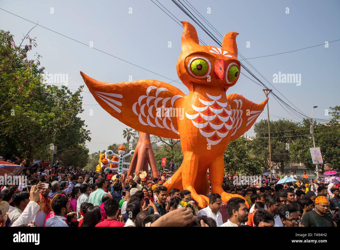 Dhaka, Bangladesch. 14 Apr, 2019. Mangal Shobhajatra, eine farbenfrohe und festliche Prozession feiern Pahela Baishakh, die bangala Neues Jahr, setzt aus Stockfoto