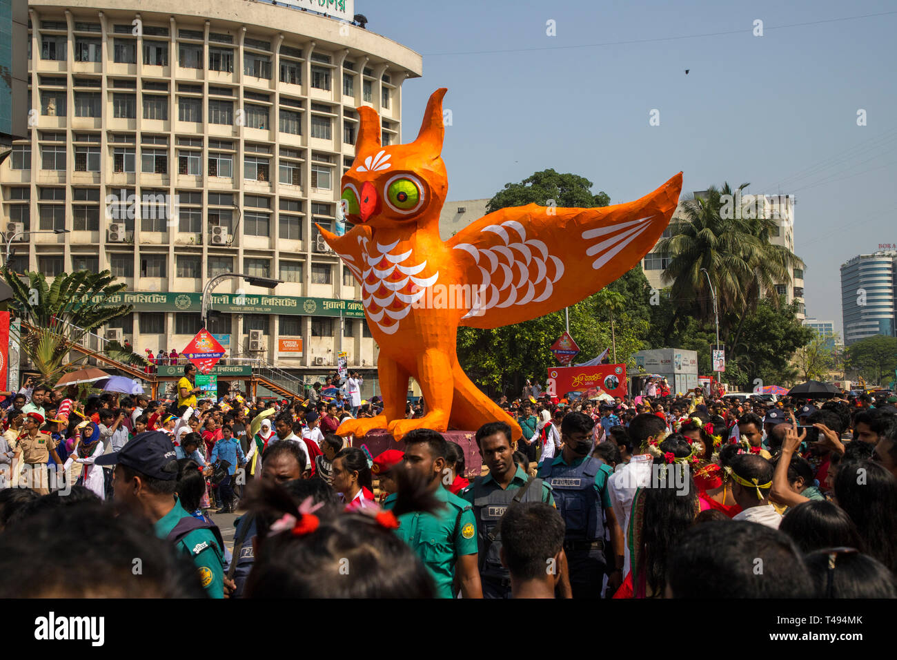 Dhaka, Bangladesch. 14 Apr, 2019. Mangal Shobhajatra, eine farbenfrohe und festliche Prozession feiern Pahela Baishakh, die bangala Neues Jahr, setzt aus Stockfoto