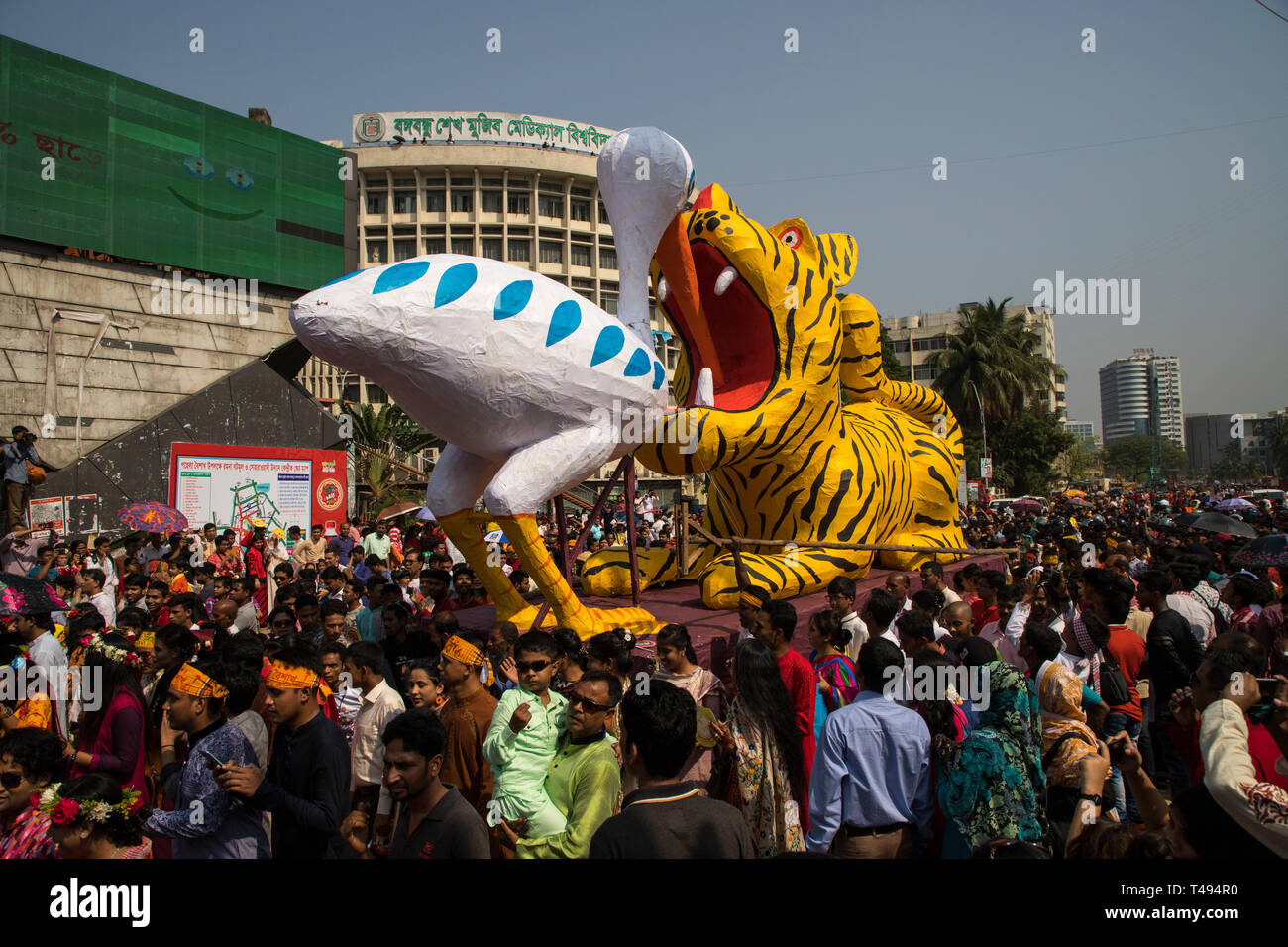 Dhaka, Bangladesch. 14 Apr, 2019. Mangal Shobhajatra, eine farbenfrohe und festliche Prozession feiern Pahela Baishakh, die bangala Neues Jahr, setzt aus Stockfoto