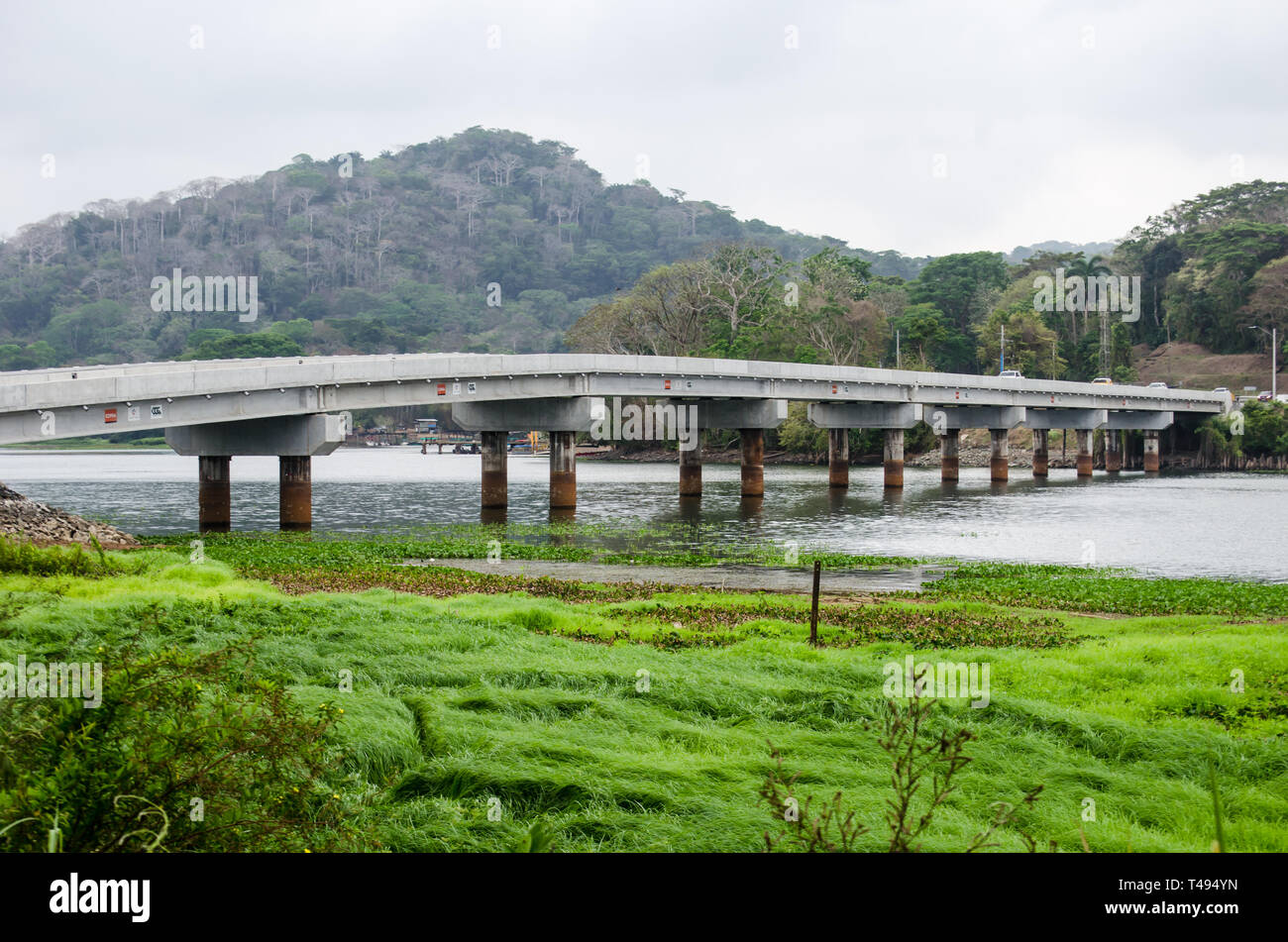 Die gamboa Brücke, der Treffpunkt der Chagres River und den Panamakanal. Die Wirkung der trockenen Jahreszeit liegt am Ufer beobachtet und Riverbed Stockfoto