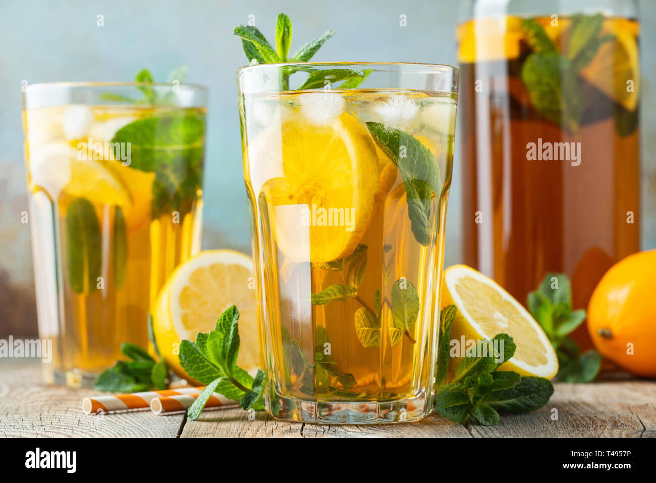 Eistee mit Zitrone und Eis in hohe Gläser. Stockfoto