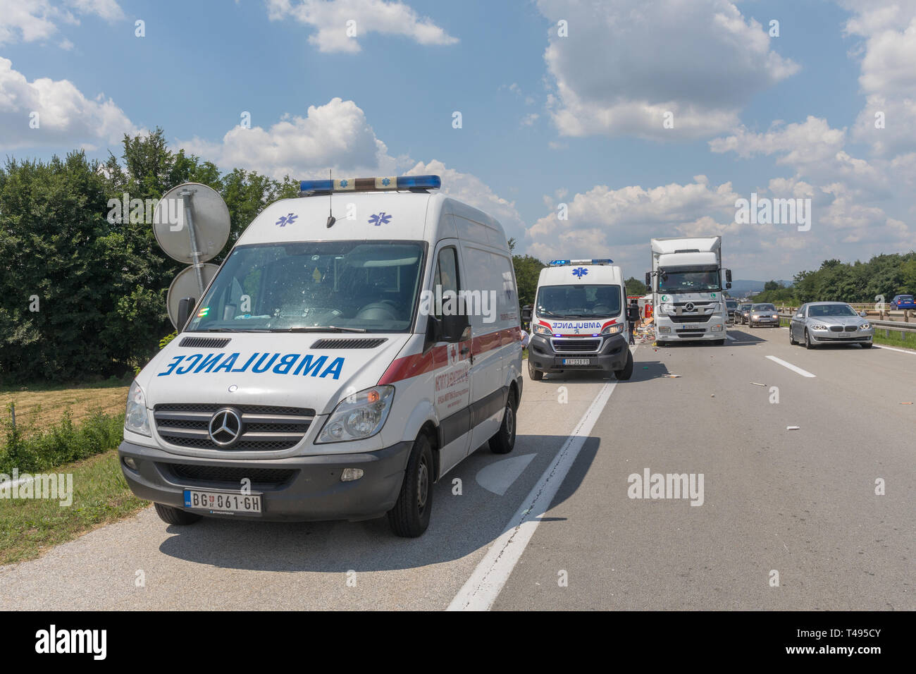 Jagodina, Serbien - Juli 14, 2018: Zwei Rettungswagen Einsatzfahrzeuge an Landstraße Verkehrsunfall bei Jagodina, Serbien. Stockfoto