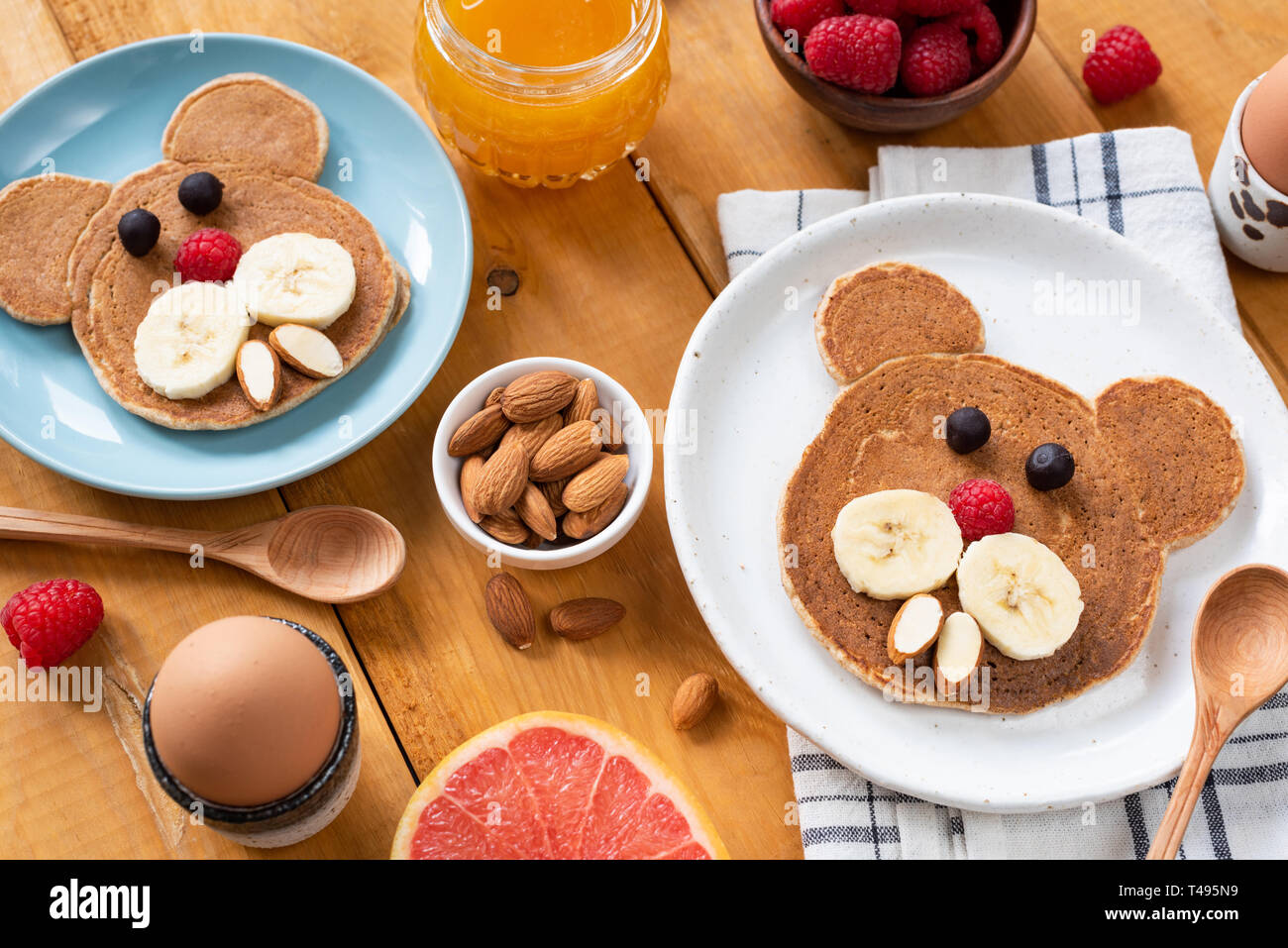 Kinder Frühstück mit Pfannkuchen und Früchte auf einem Holztisch. Food ...
