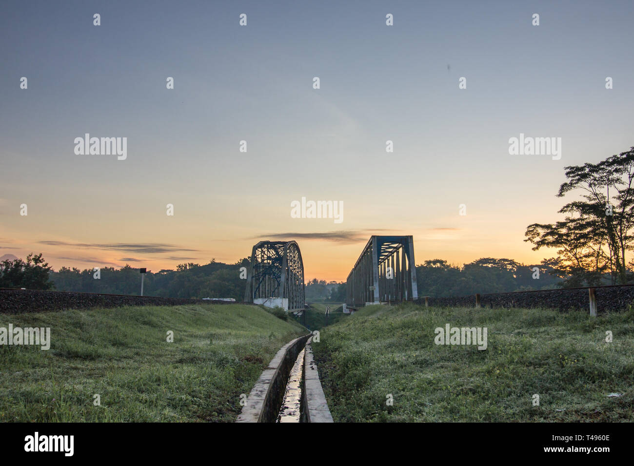 Zugbrücke am Morgen mit einem wunderschönen Himmel Stockfoto