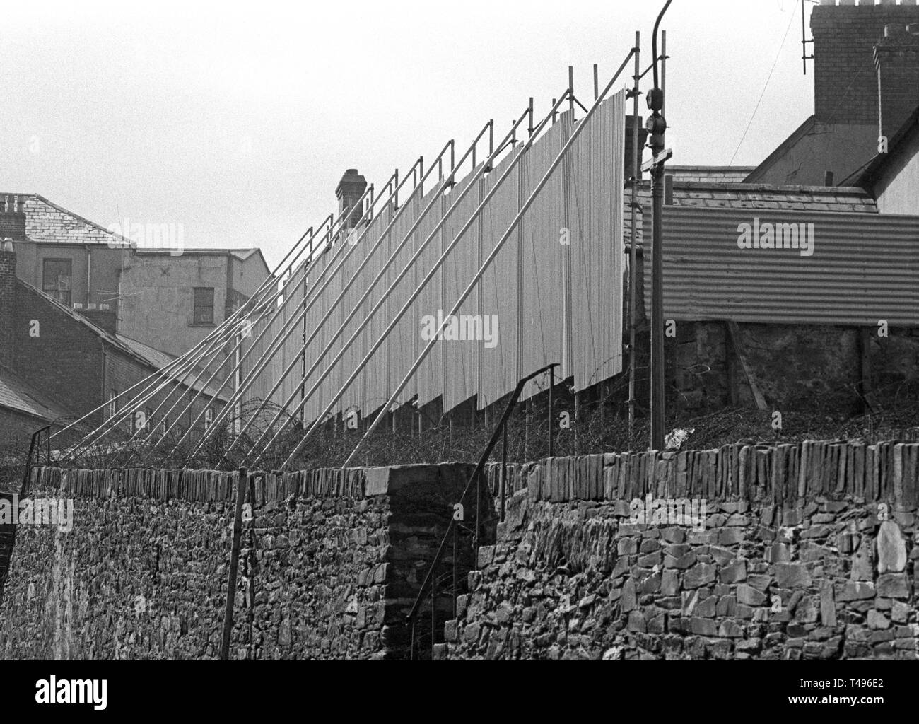 Barrikaden auf das 17. Jahrhundert Derry City Wand zwischen Katholiken und Protestanten während der Troubles Stockfoto
