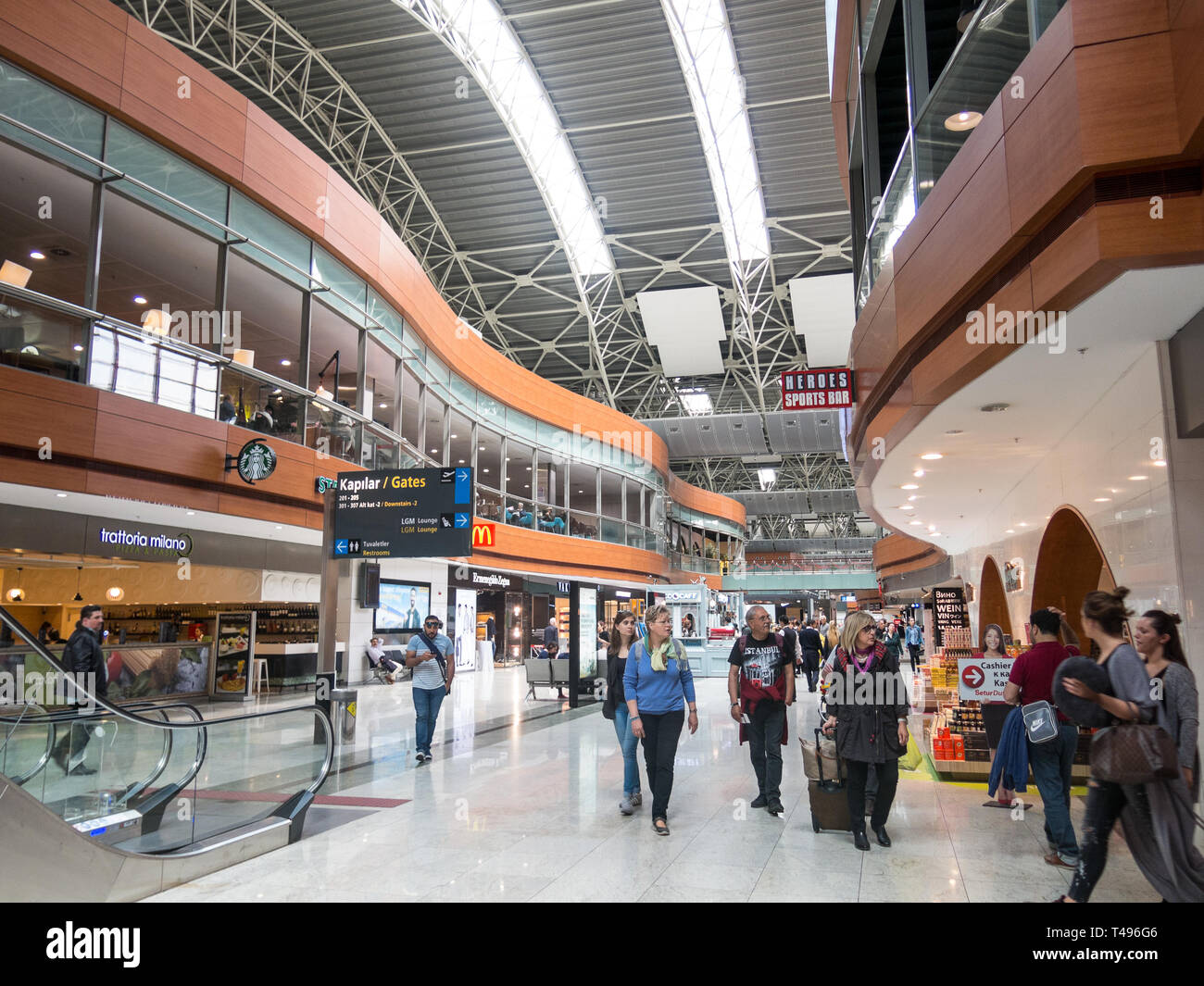 ISTANBUL, Türkei - 23. MAI 2016: Nicht identifizierte Personen in Abflughalle von Sabiha Gökcen International Airport (Säge) in Istanbul, Türkei. Mehr als 32 Stockfoto