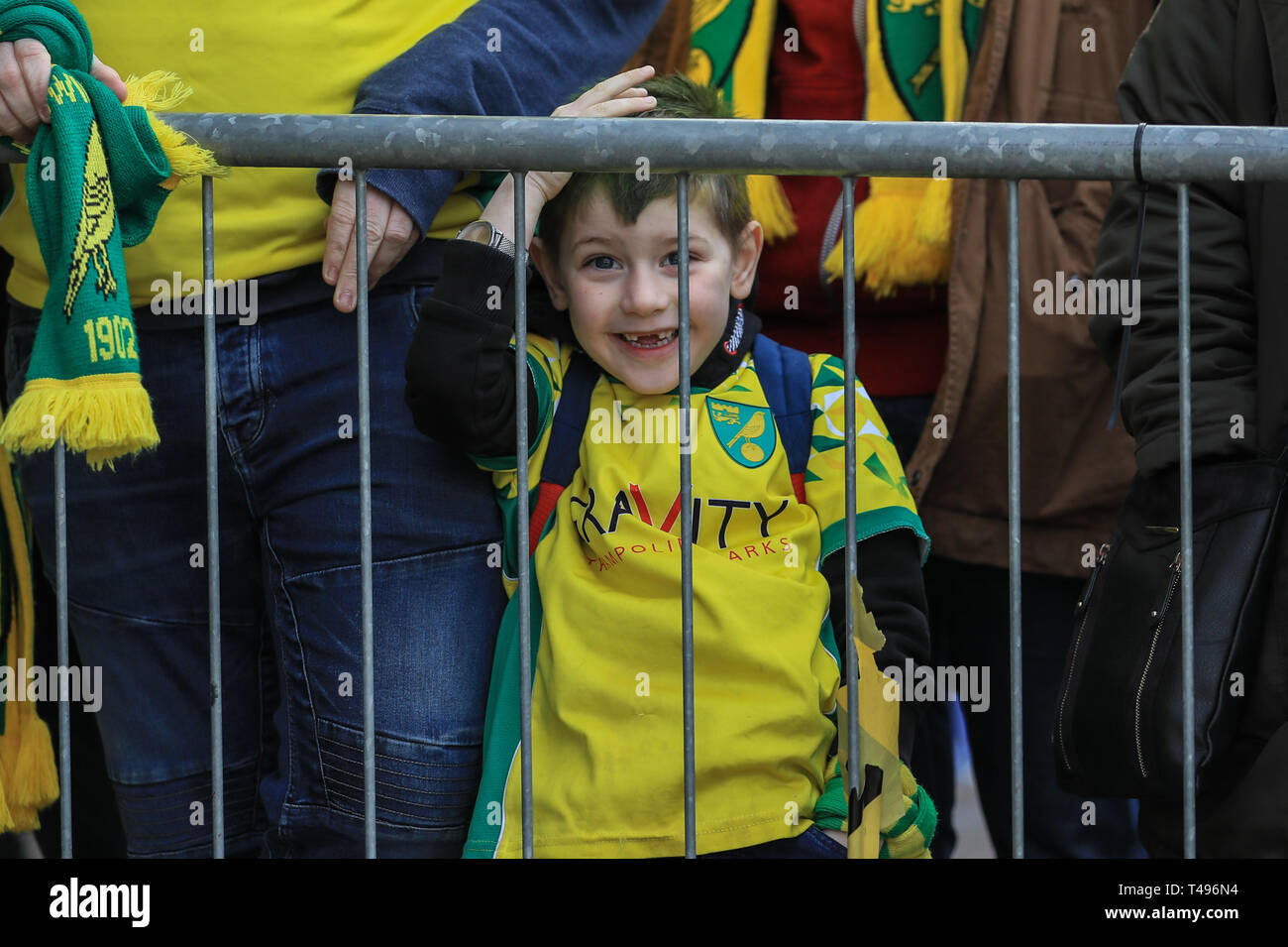 14. April 2019, DW Stadium, Wigan, England; Sky Bet Meisterschaft, Wigan vs Norwich City; Norwich Fans kommen vor heutigem fixture Credit: Mark Cosgrove/News Bilder der Englischen Football League Bilder unterliegen dem DataCo Lizenz Stockfoto