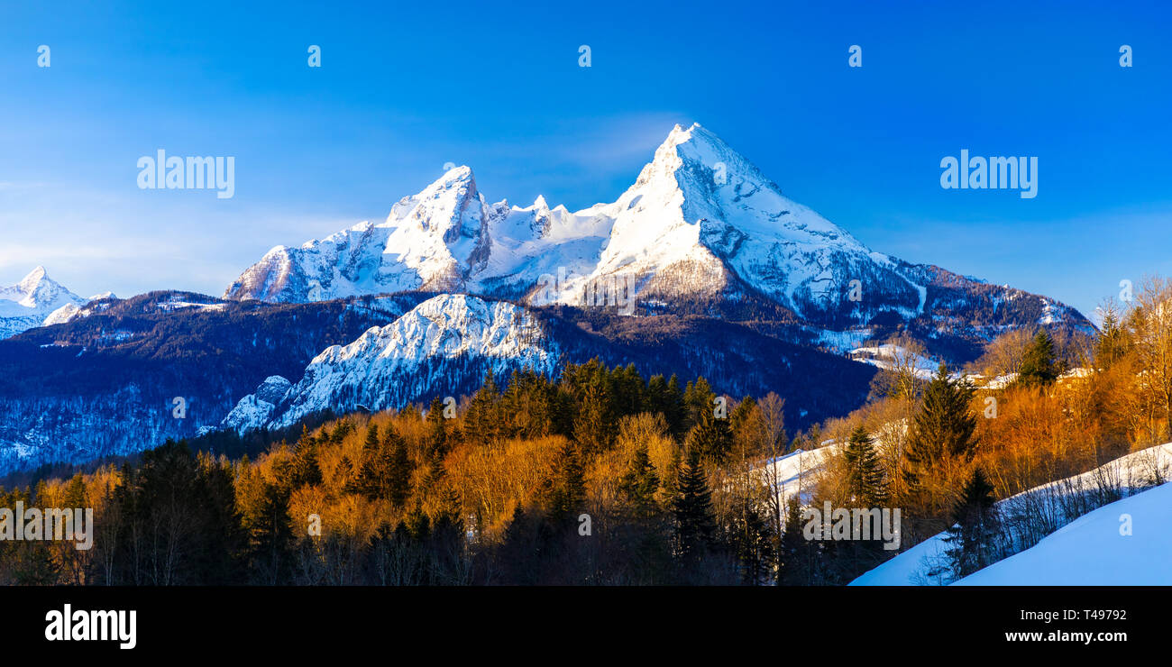 Schöne Winterlandschaft Berglandschaft der Alpen mit Wallfahrtskirche Maria Gern und berühmten watzmann Gipfel im Hintergrund, Berchtesga Stockfoto