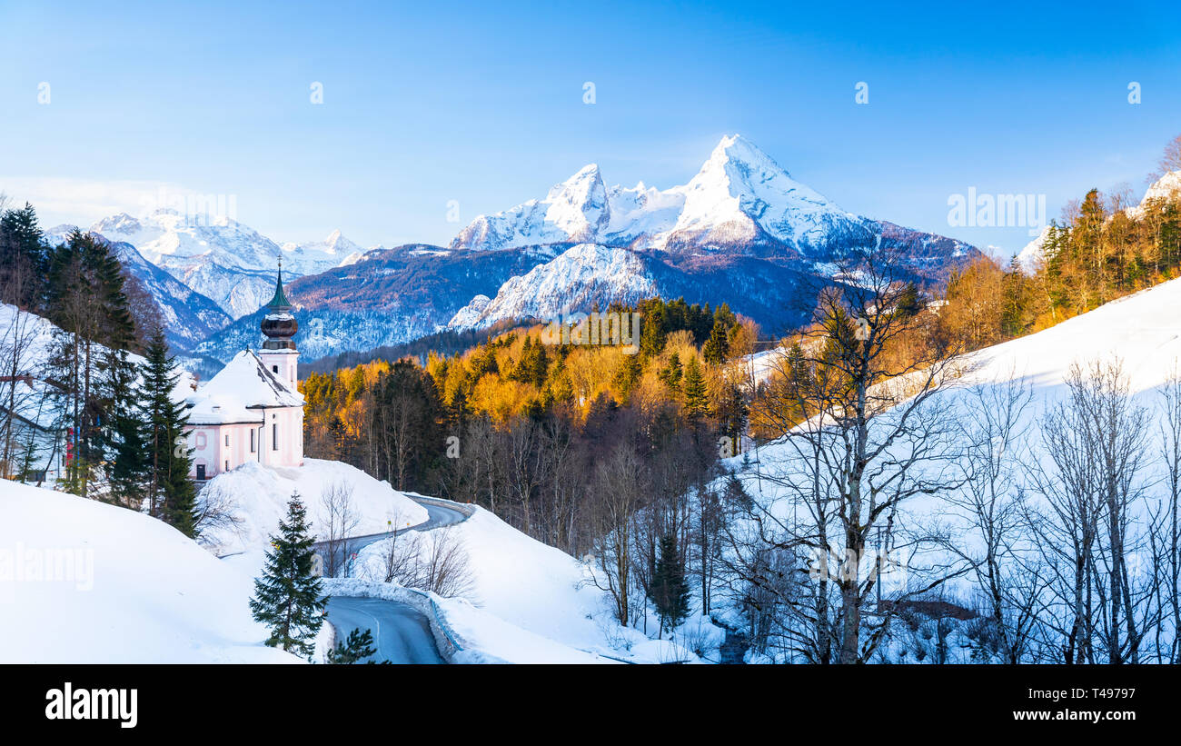 Schöne Winterlandschaft Berglandschaft der Alpen mit Wallfahrtskirche Maria Gern und berühmten watzmann Gipfel im Hintergrund, Berchtesgadener, Bayern, Deutschland Stockfoto